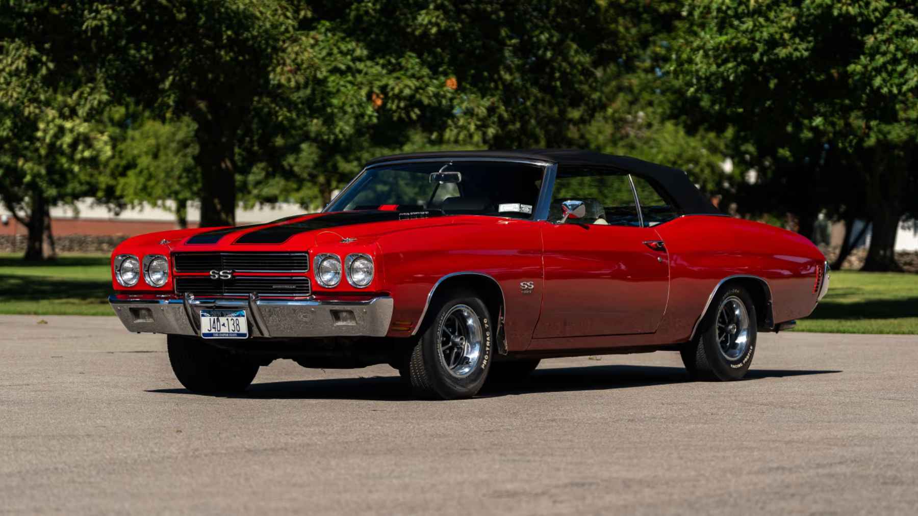The phantom Chevrolet from the 1970s that almost no one has seen: this Chevelle, manufactured in extremely limited quantities, has eluded collectors for decades and now seems more like a unicorn than a muscle car 1 Red 1970 Chevrolet Chevelle SS 454 LS6 Convertible parked outdoors, showcasing its classic muscle car design