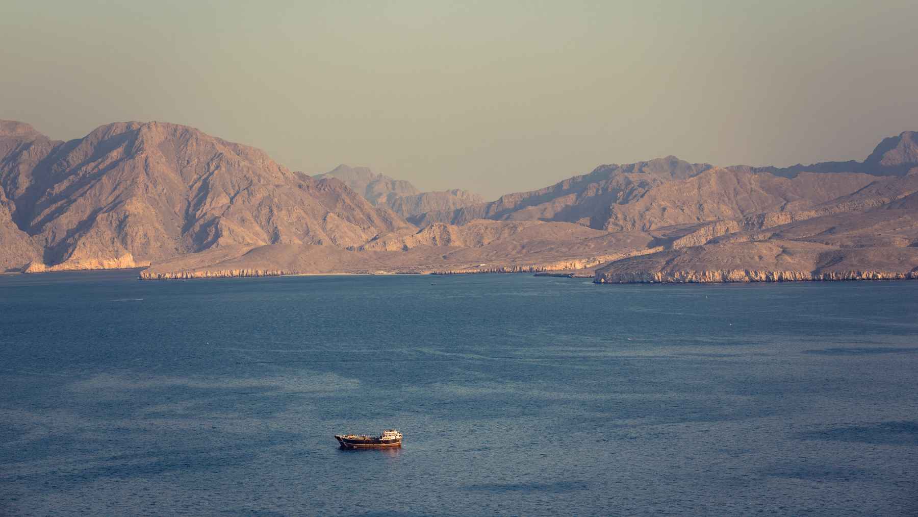 Oil refinery and industrial pipelines highlighting global energy supply disruption linked to Iraq and Hormuz tensions