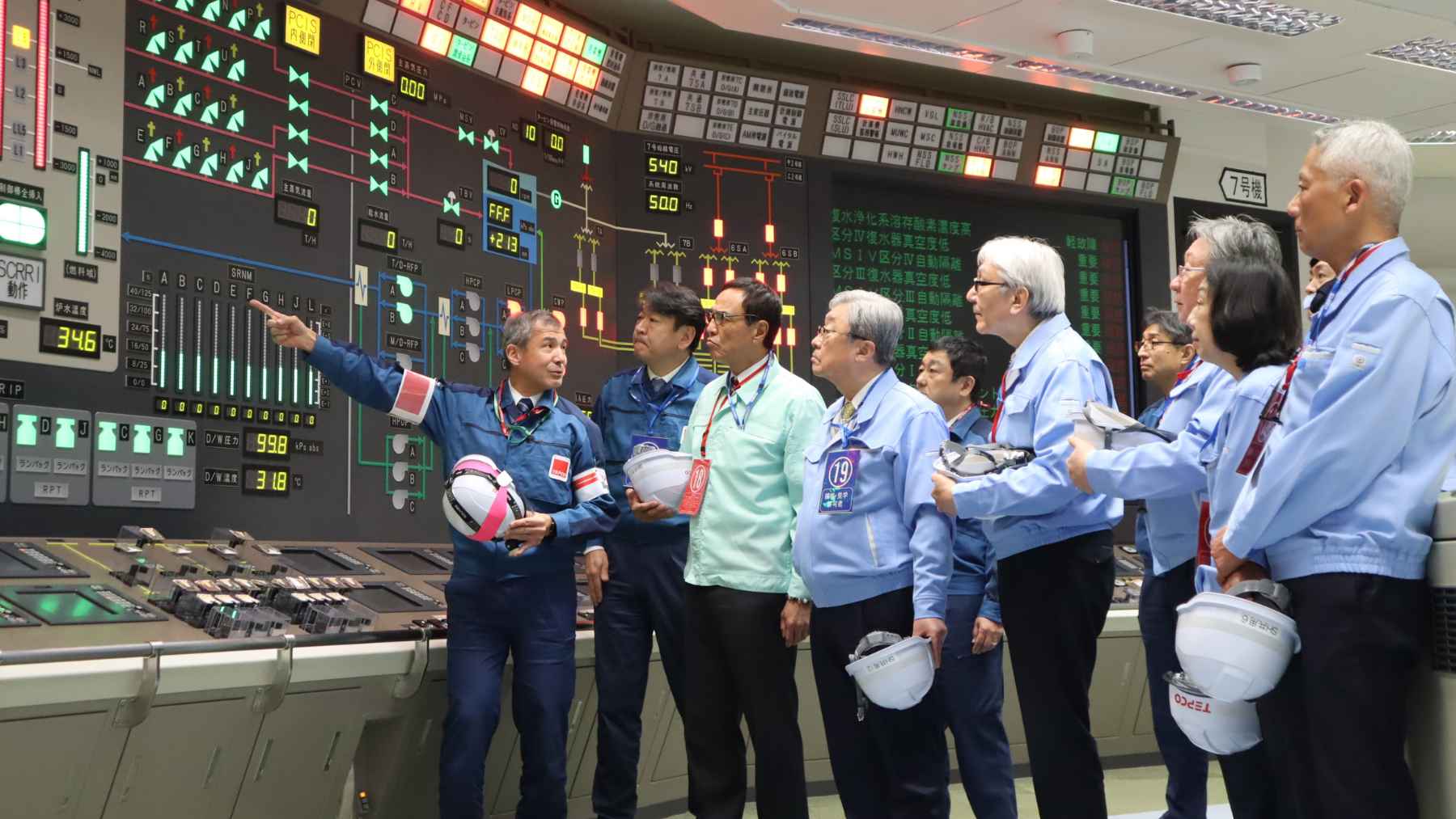 Japan reopens the world's largest nuclear reactor after a last-minute shutdown that brought back memories of the 2011 Fukushima disaster 1 Engineers and officials inside the control room at Japan’s Kashiwazaki-Kariwa nuclear power plant operated by TEPCO.