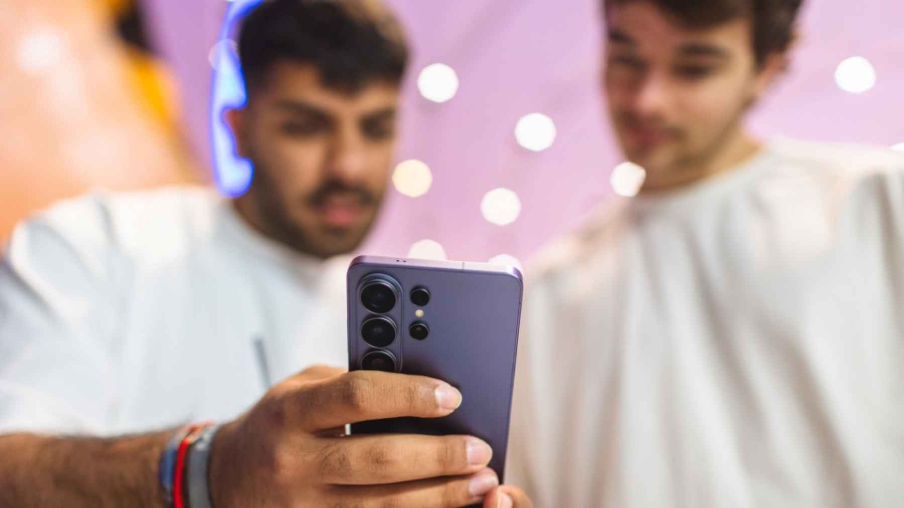 The Galaxy S26 is a hit even before its launch, and Samsung is already predicting even greater success than with the S25 1 Two users testing a Samsung Galaxy S26 Ultra smartphone, focusing on its camera and design