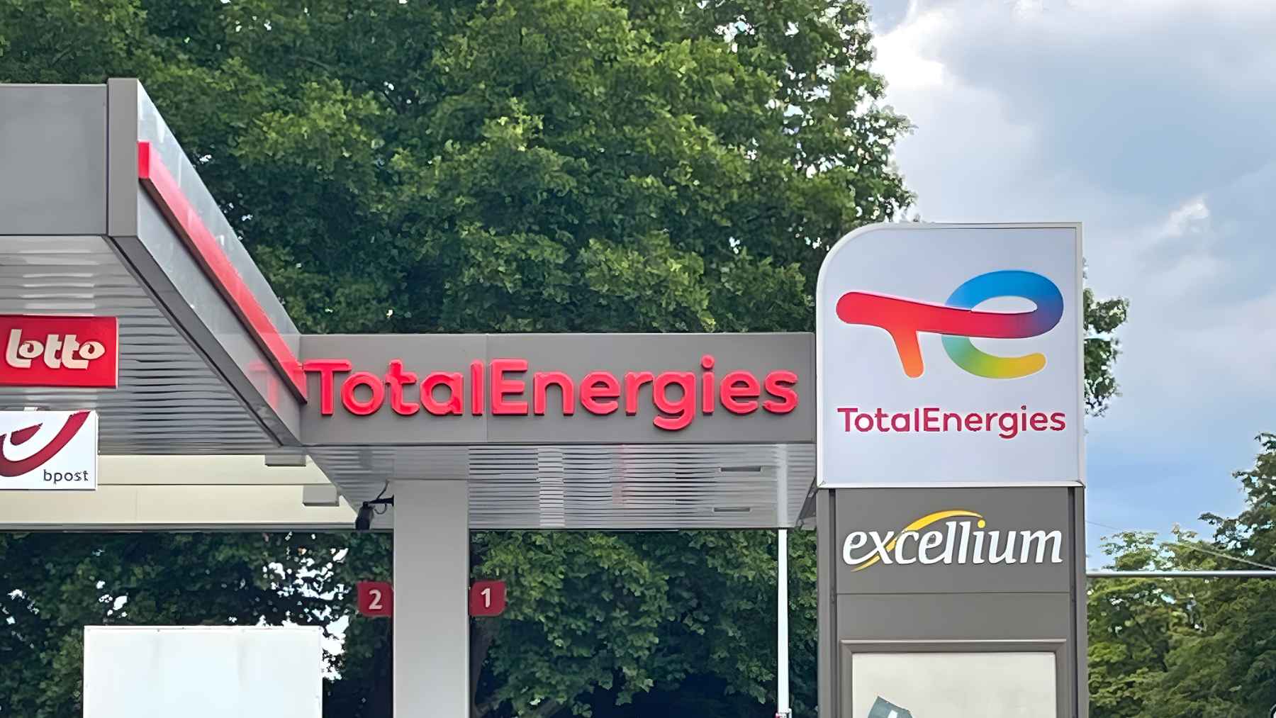 Trump’s offshore wind reversal now comes with a billion-dollar price tag, as TotalEnergies shifts from coastal turbines to oil, gas, and LNG plans 1 Trump’s offshore wind reversal pushes TotalEnergies toward LNG and oil in a billion-dollar shift reshaping U.S. energy bets