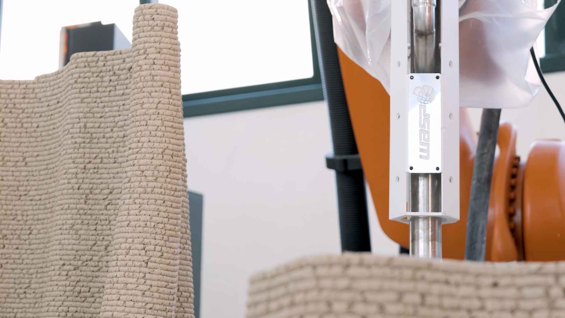 Robotic arm 3D printing wall using corn based concrete alternative material in sustainable construction