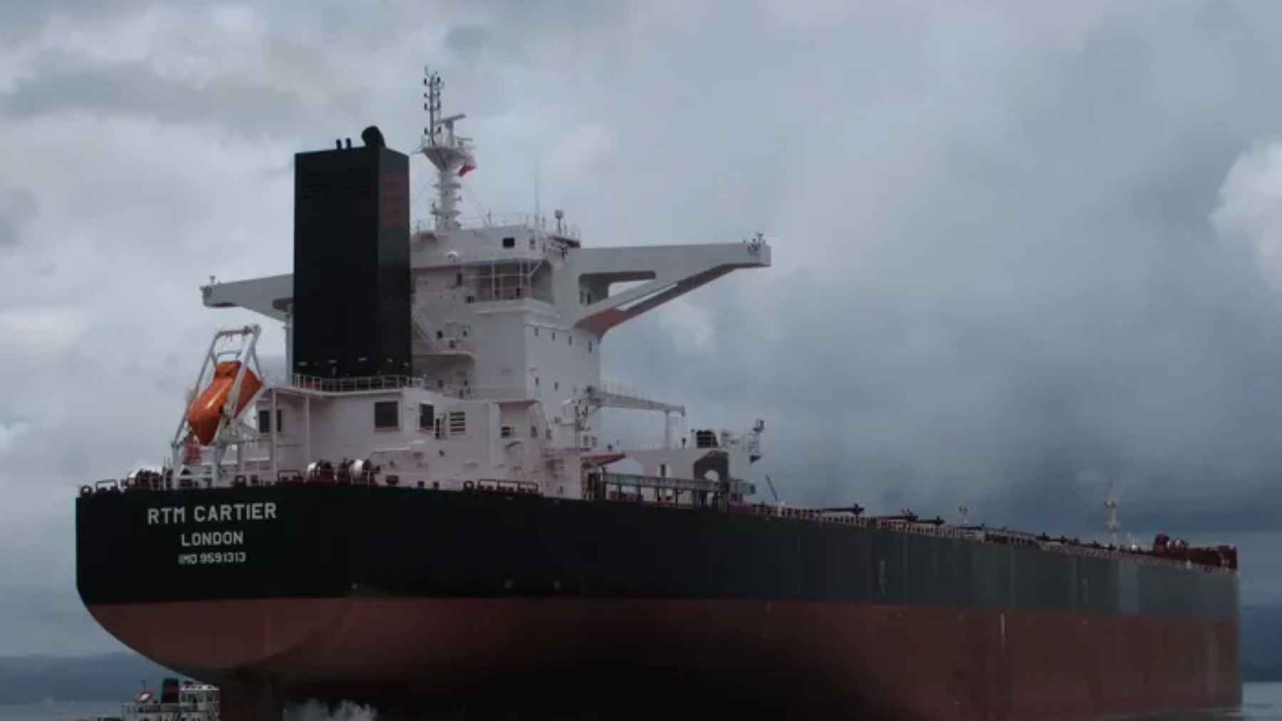 Bulk carrier unloading iron ore at Dalian port, marking the arrival of Simandou supply into China’s steel industry