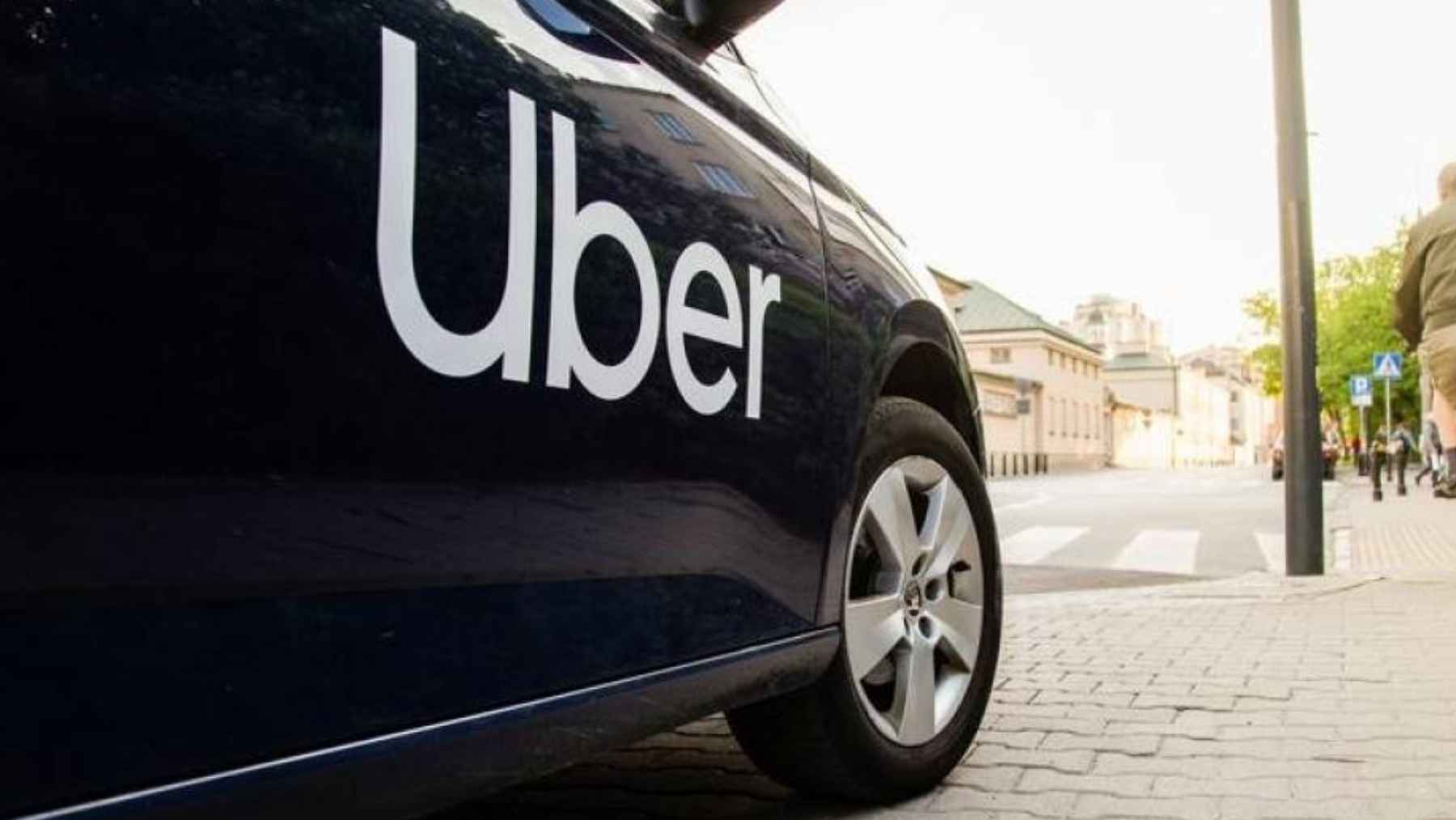 Autonomous robotaxi vehicle operating in an urban setting representing Uber-backed self-driving fleet expansion