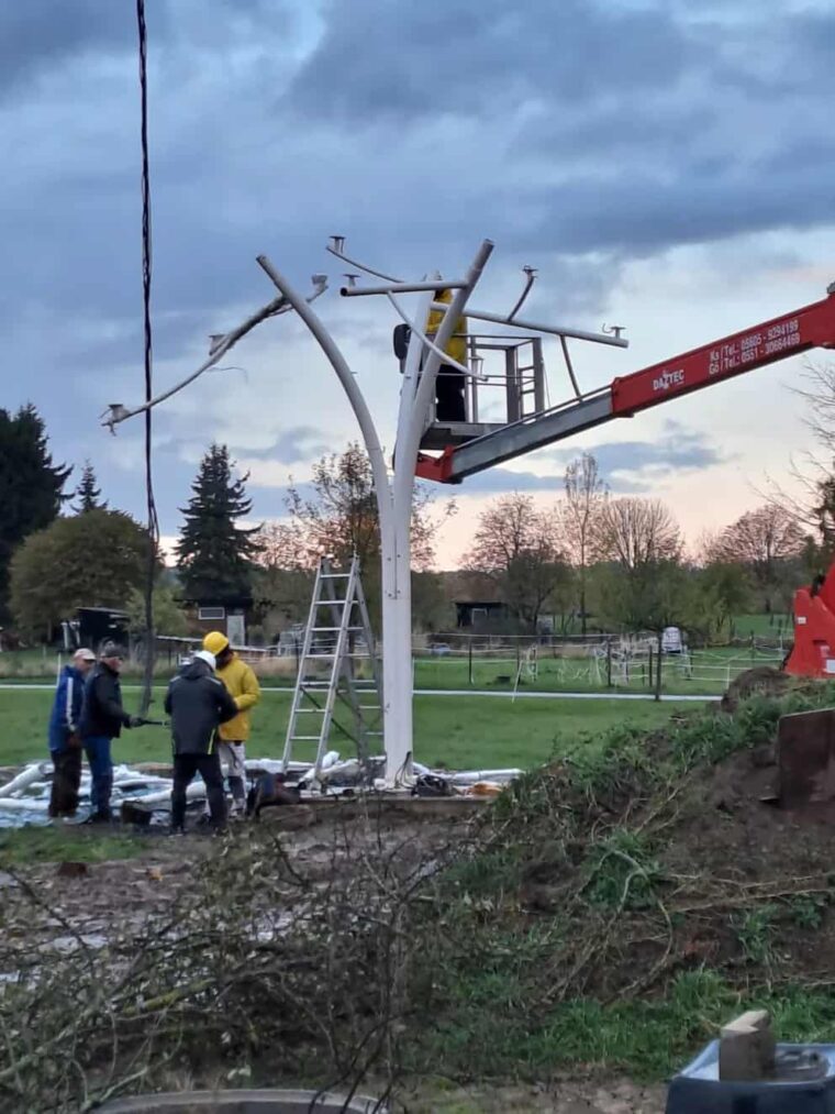 Pone un árbol de 9,8 metros en su jardín y es capaz de generar 10.800 vatios de electricidad, el equivalente a lo que consume una familia de cuatro personas 1 Aerogenerador
