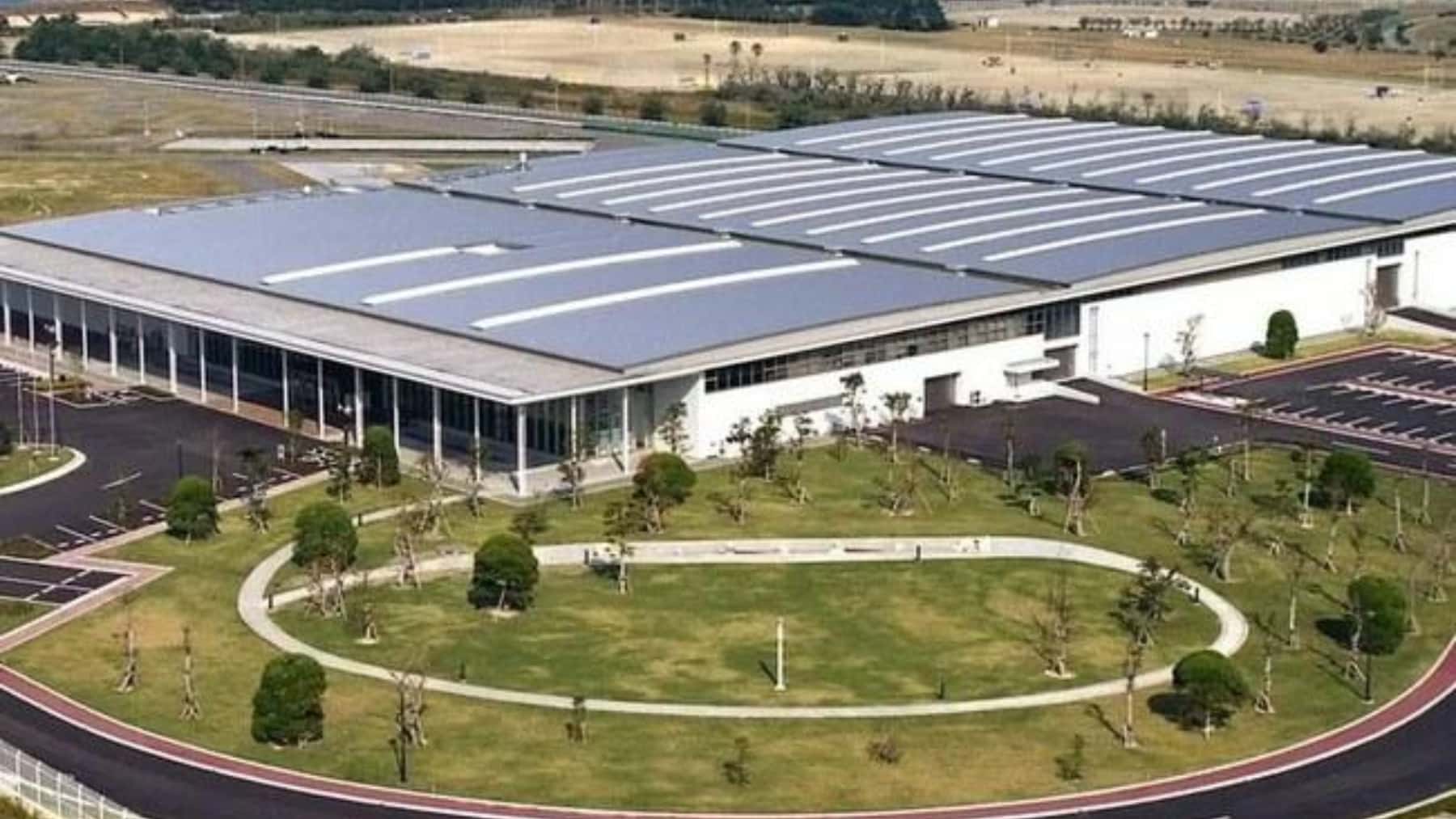 Edificio de la Agencia de Obras Hidráulicas del Área de Fukuoka con paneles solares en el tejado