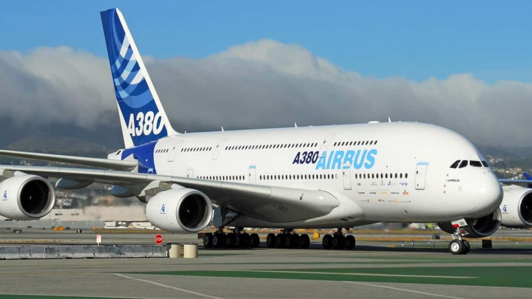 Avión Airbus A380 en la pista de un aeropuerto