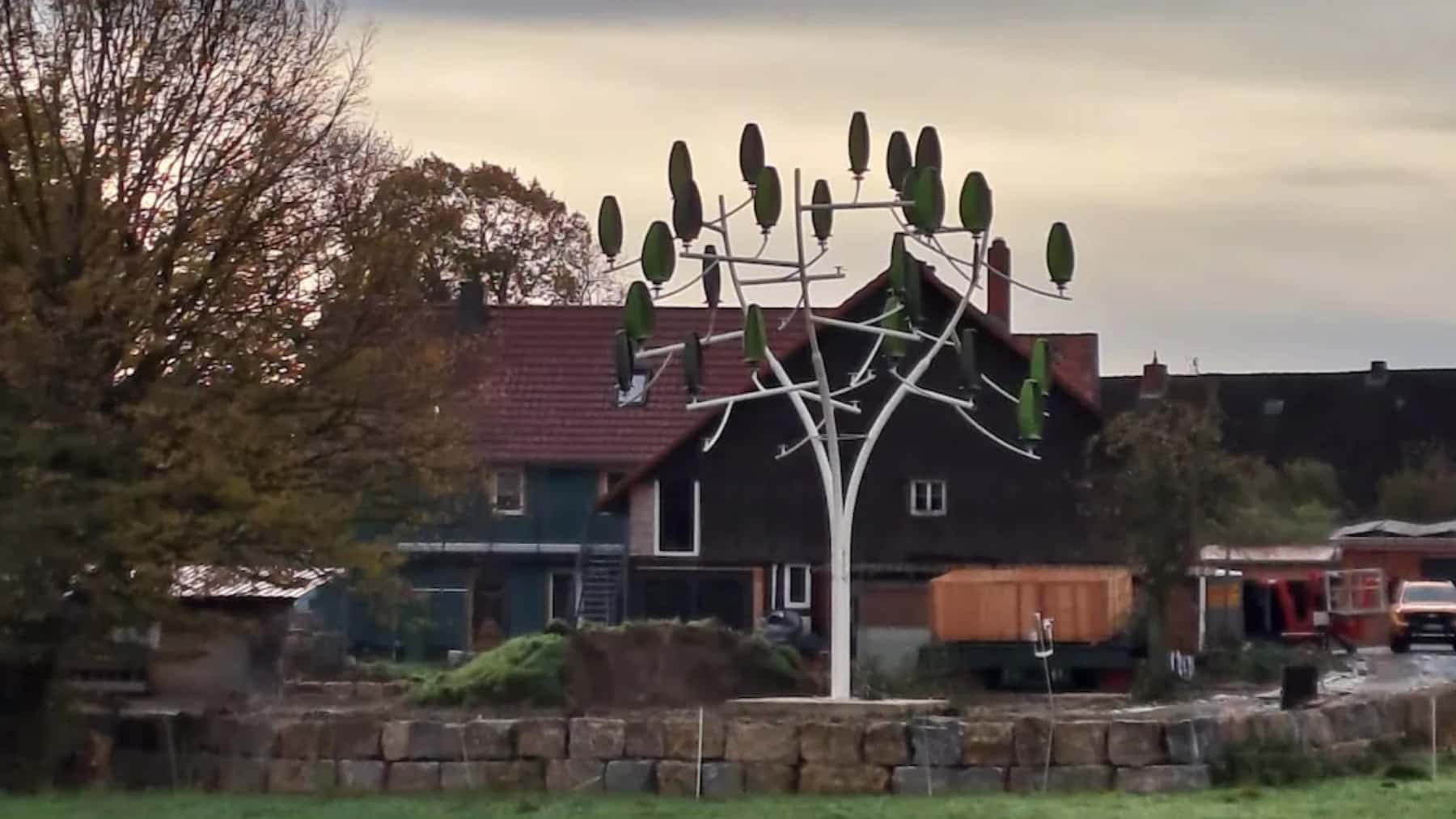 Pone un árbol de 9,8 metros en su jardín y es capaz de generar 10.800 vatios de electricidad, el equivalente a lo que consume una familia de cuatro personas