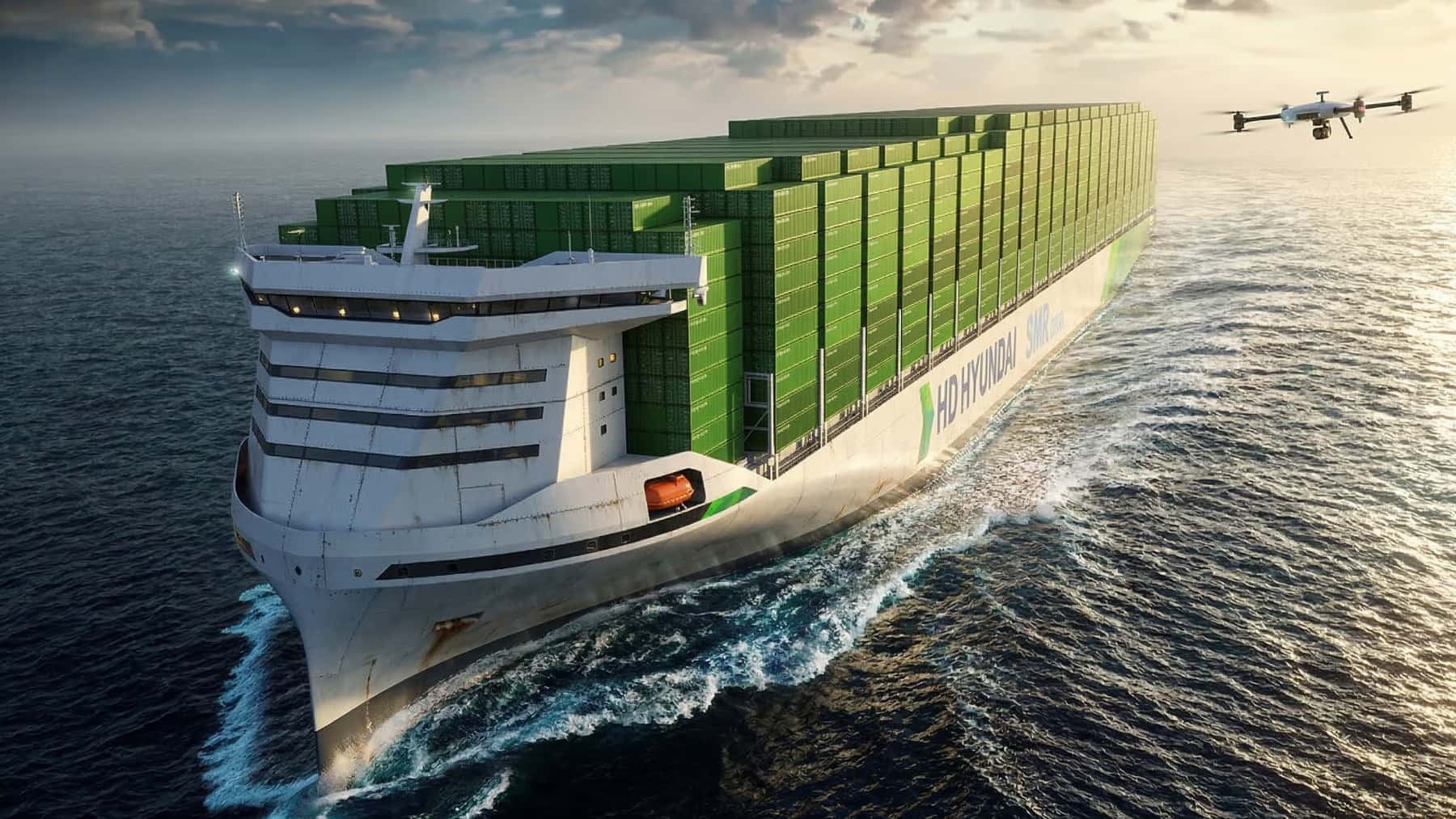 Buque portacontenedores navegando por el mar con un dron de inspección sobrevolando