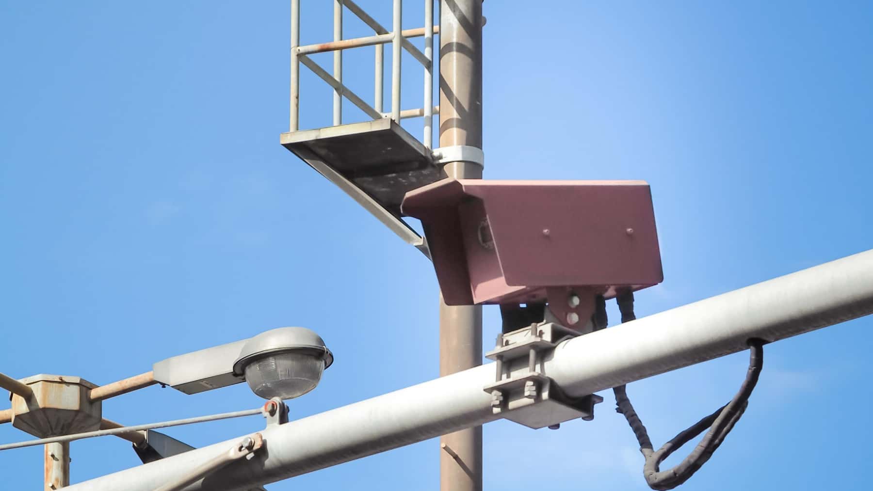 Cámara de vigilancia de tráfico instalada en un poste sobre la vía pública