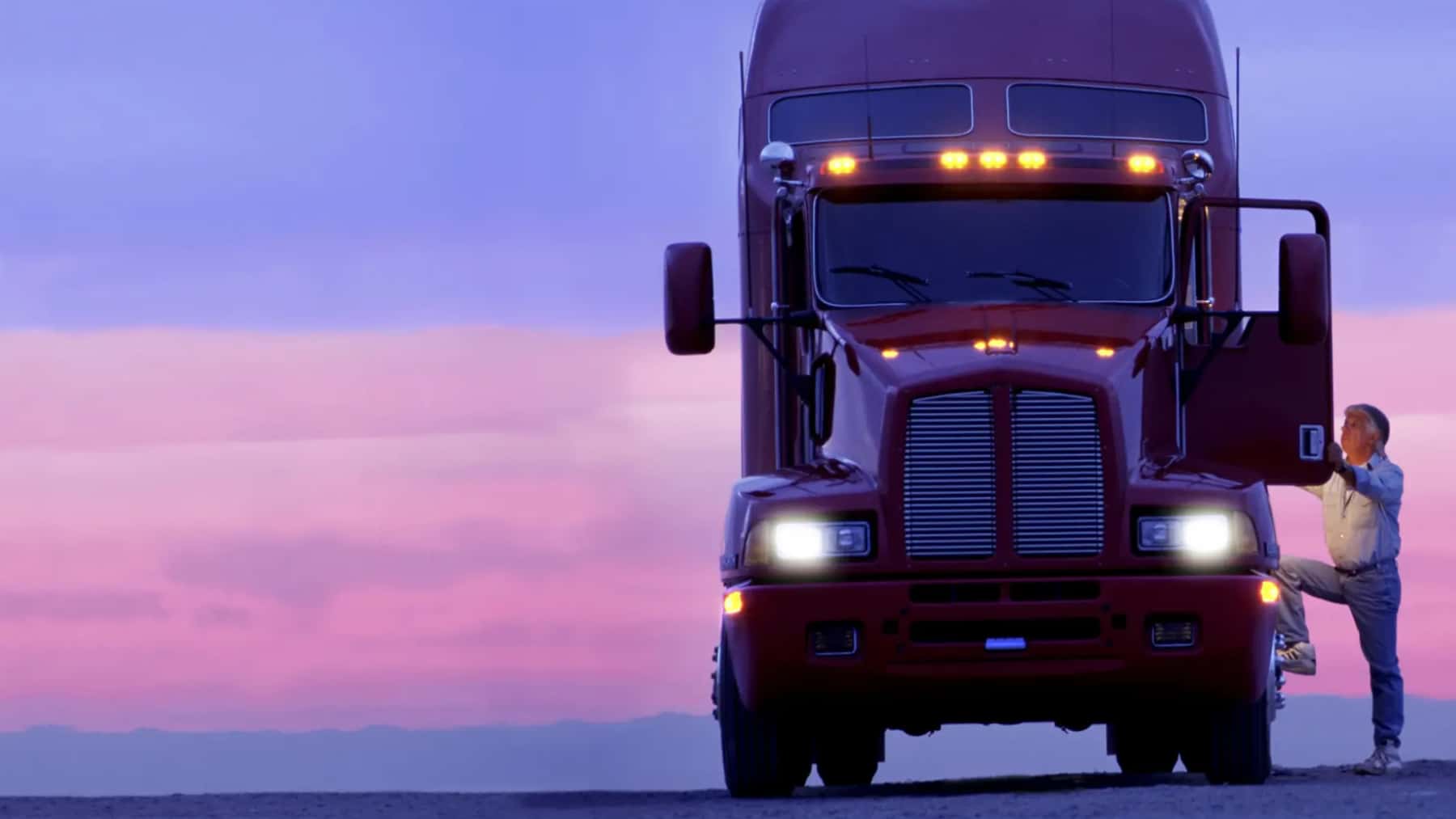 Camionero subiéndose a un camión