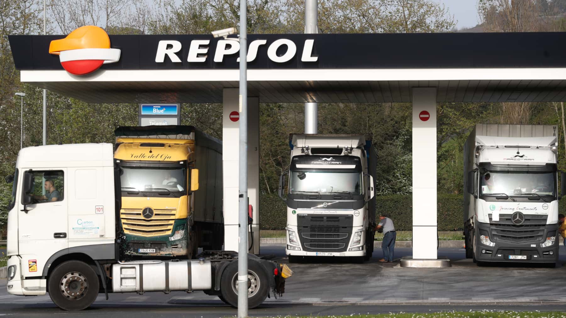 Camiones en una gasolinera