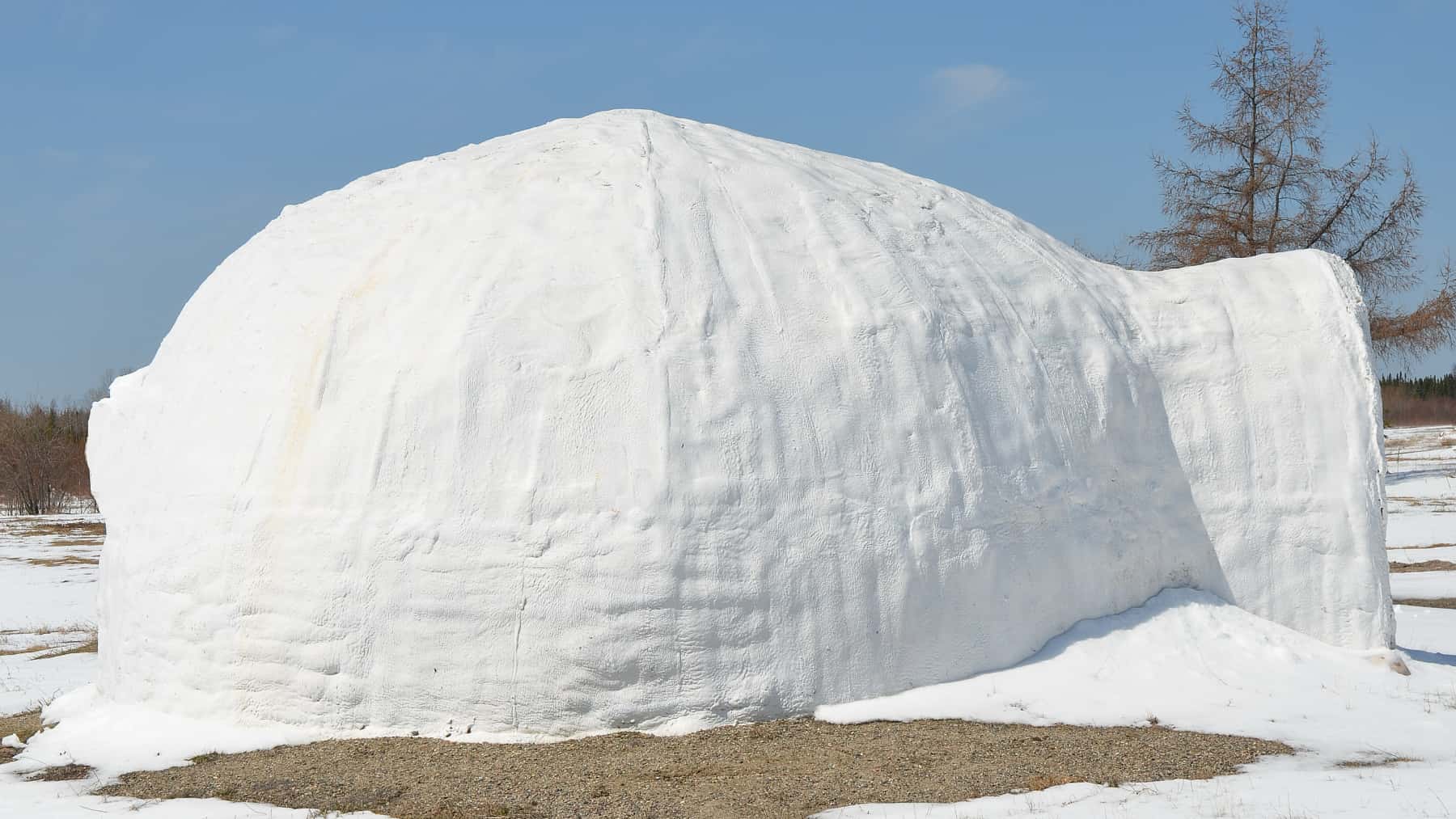 Pieter y Mariah Lauters, de Dakota del Norte, salieron a despejar la entrada de su casa en Charlottesville y terminaron levantando una estructura de nieve compacta de metro y medio de altura que sus vecinos no podían creer.