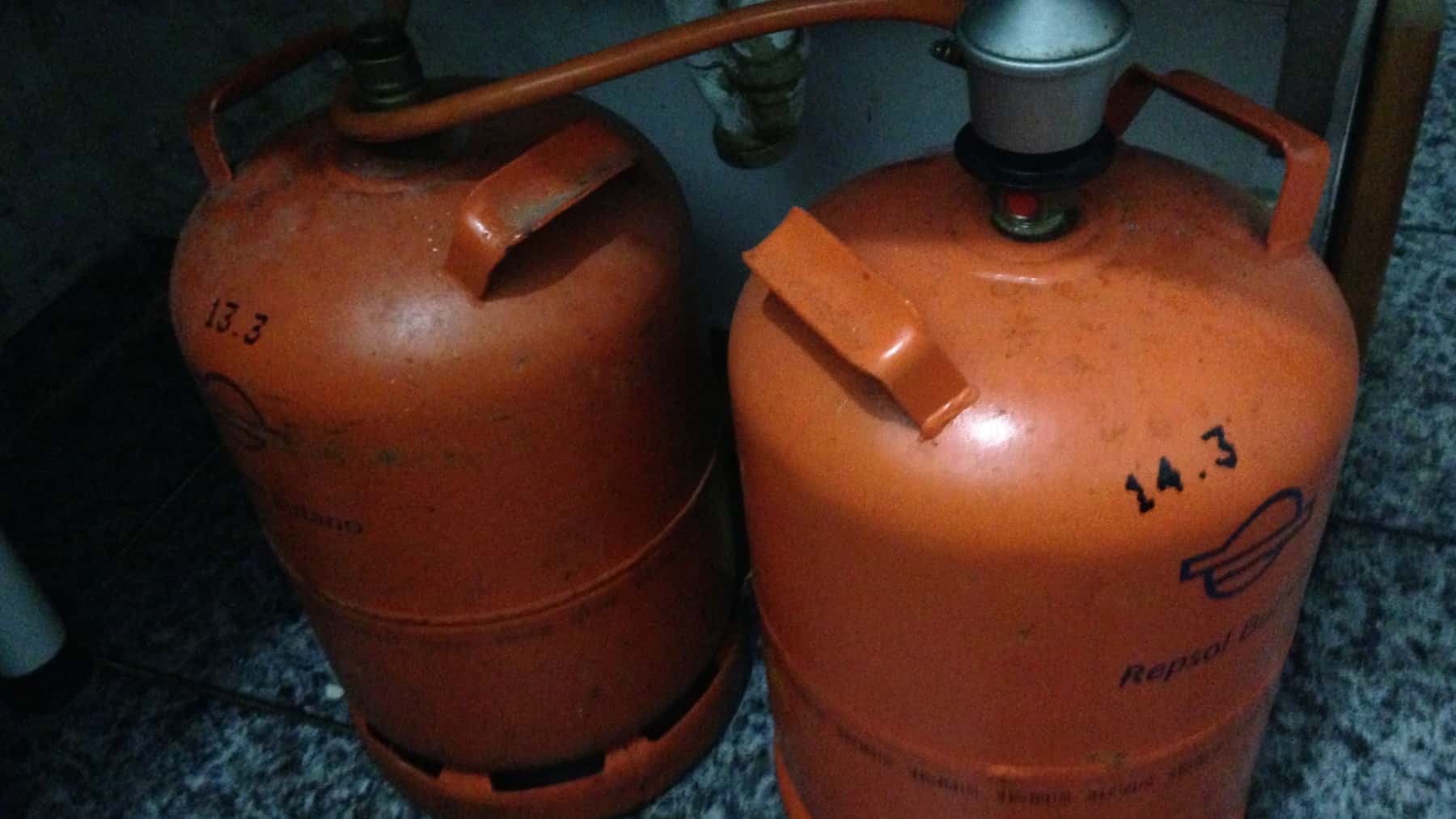 Dos bombonas de butano