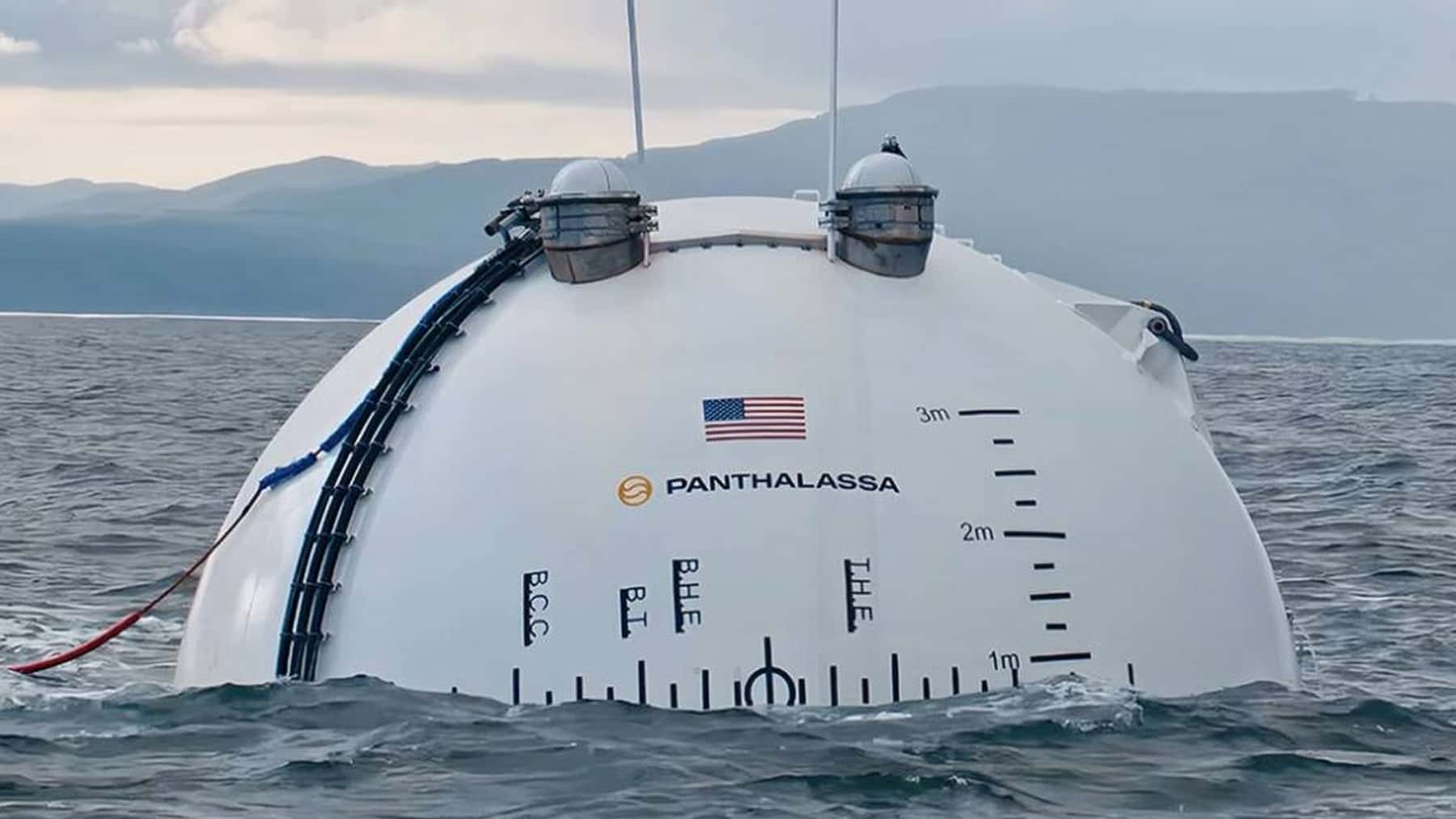 Una de las esferas, flotando en el mar