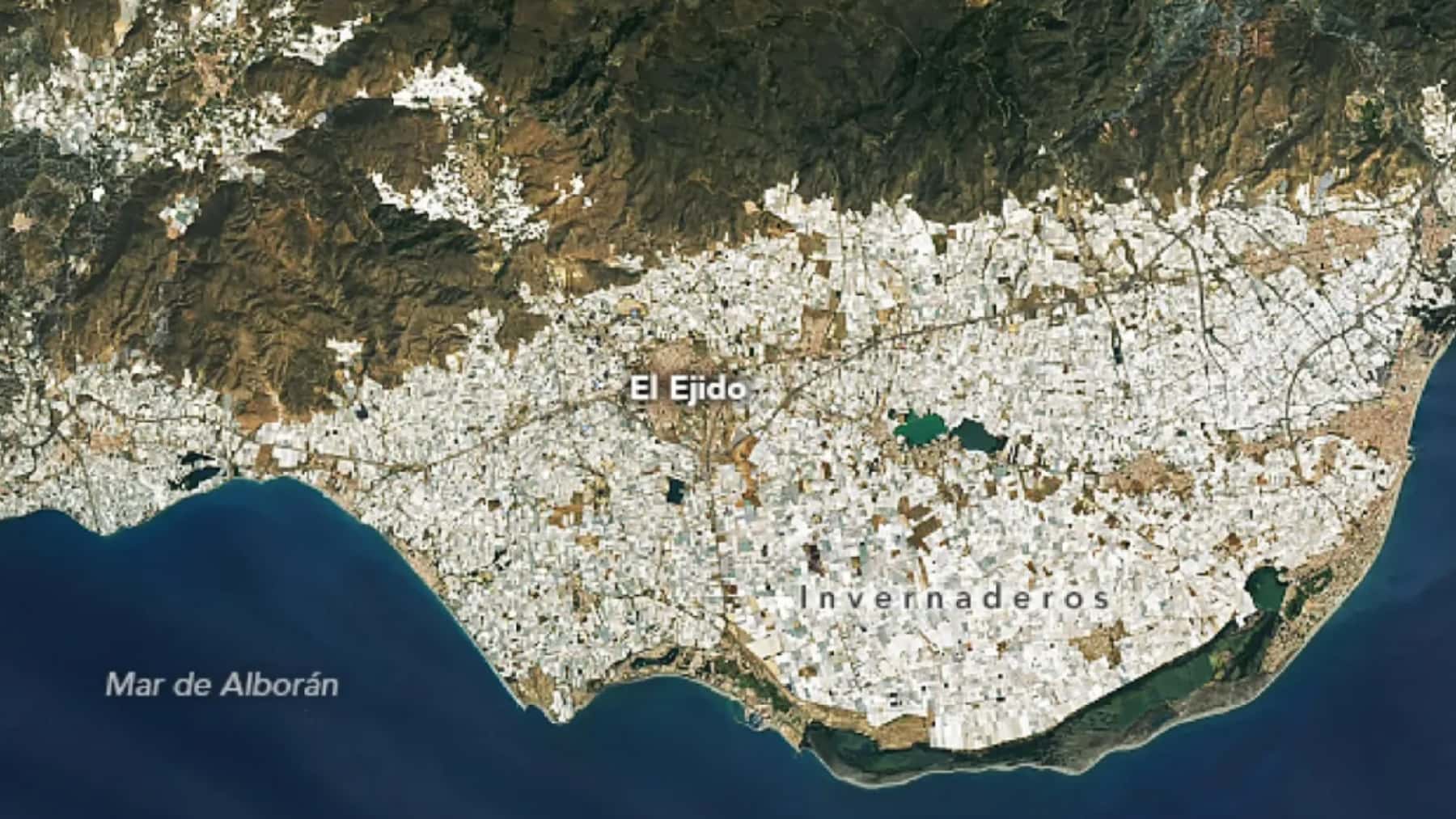 Imagen satelital de la zona de El Ejido en Almería cubierta por miles de invernaderos junto al mar de Alborán.