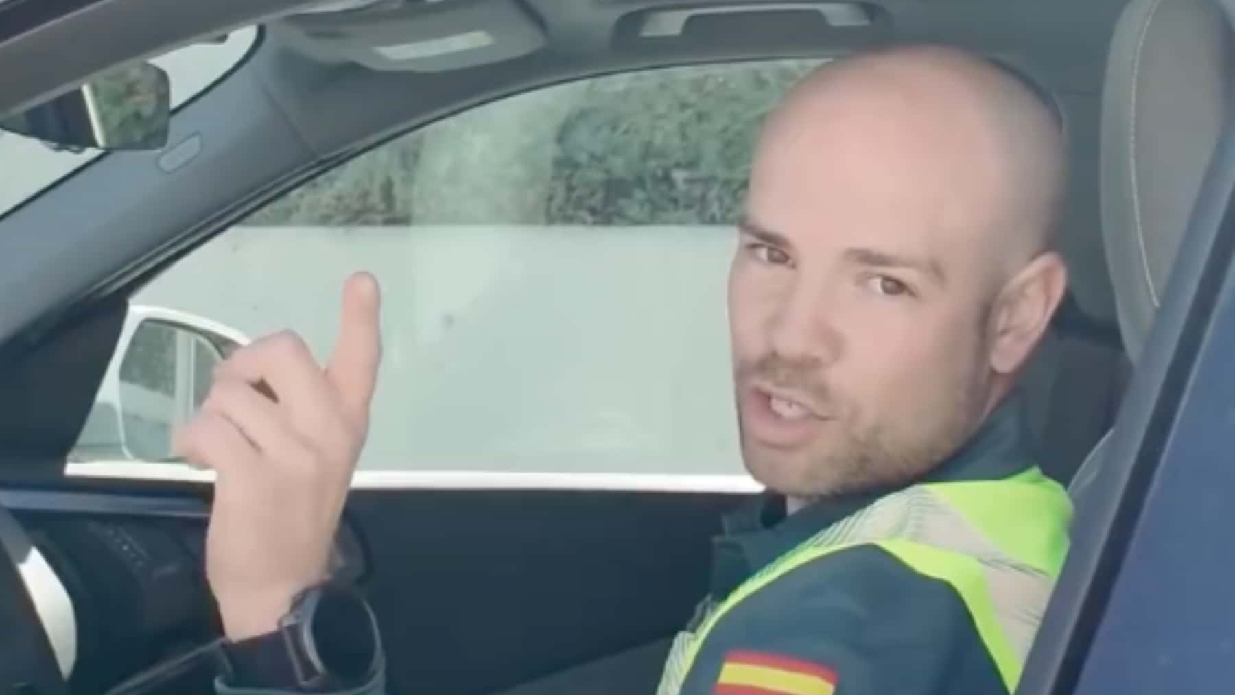 La DGT y la Guardia Civil recuerdan que comer, beber, abrir la guantera e incluso discutir pueden acabar en multa y pérdida de puntos