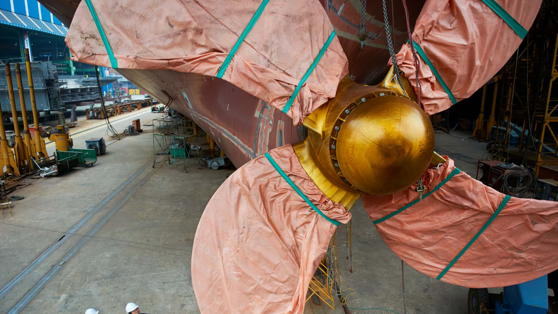 Hélice de un barco en un astillero durante trabajos de mantenimiento y reparación
