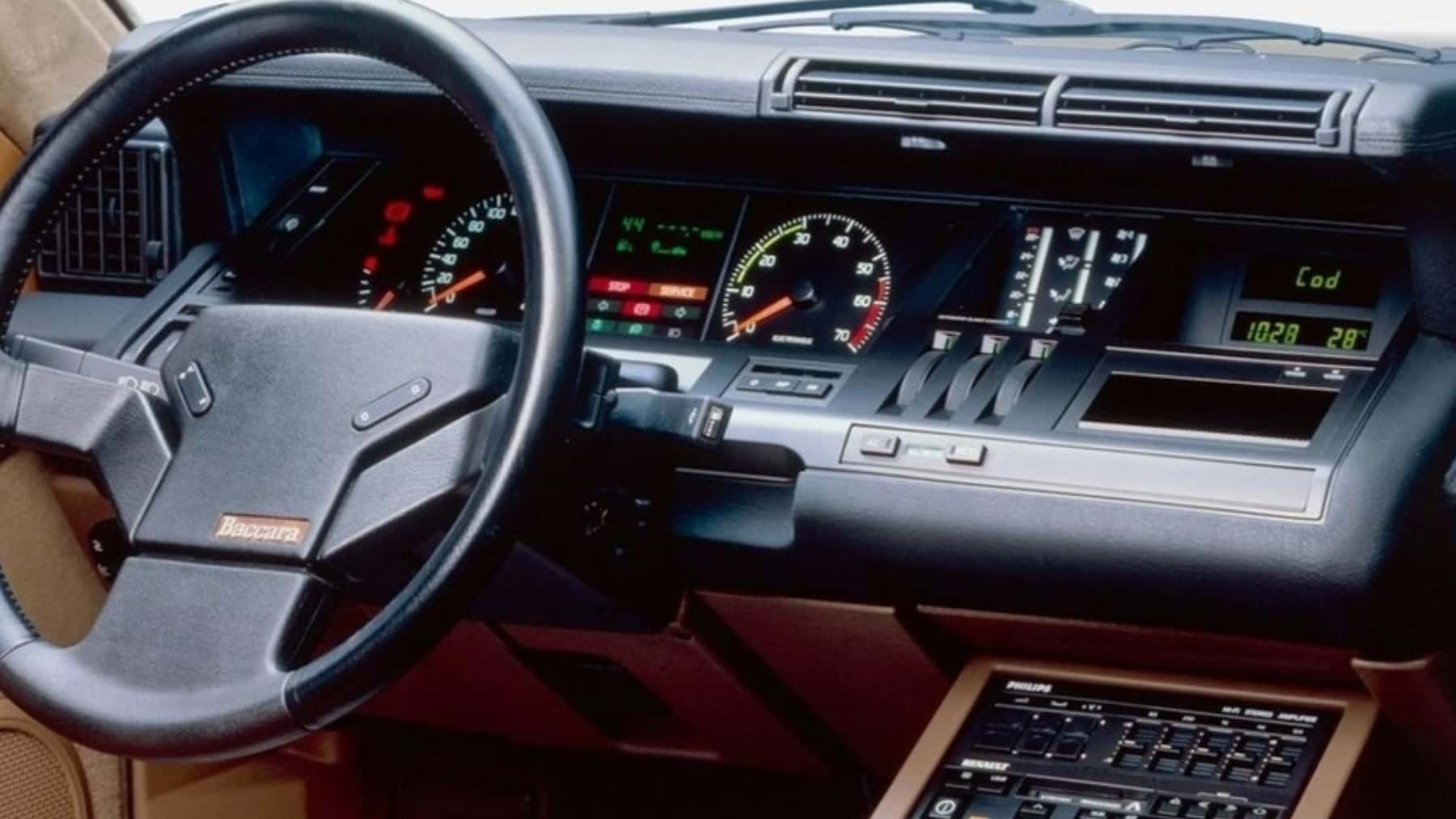 Interior de coche clásico con volante, cuadro de instrumentos y salpicadero de diseño digital.