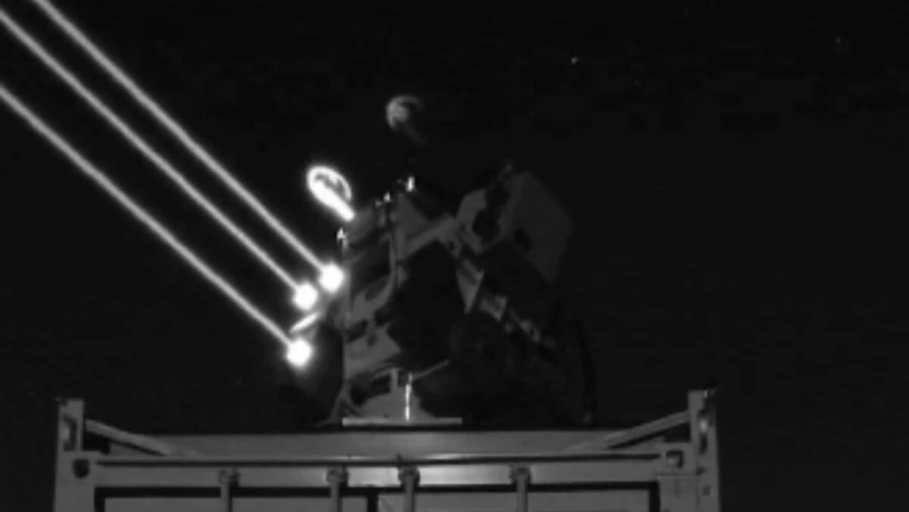 Sistema láser de la ESA emitiendo haces de luz en una prueba de comunicaciones ópticas en el espacio.