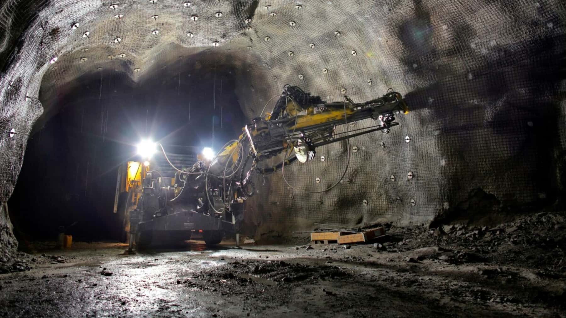 Máquina perforadora trabajando en el interior de un túnel subterráneo durante una obra de excavación.