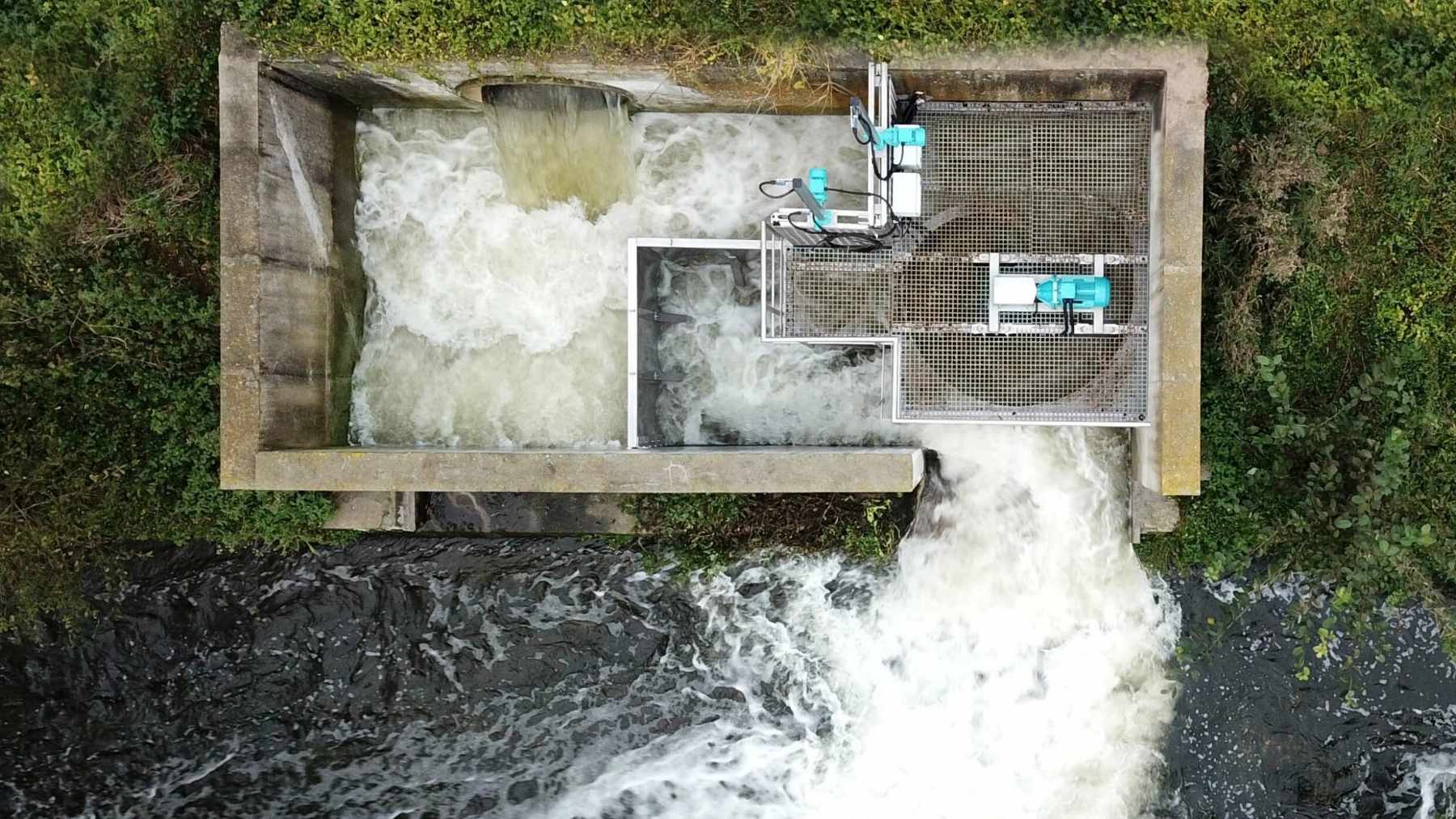 Minicentral hidroeléctrica casera instalada en un curso de agua para generar electricidad 24/7
