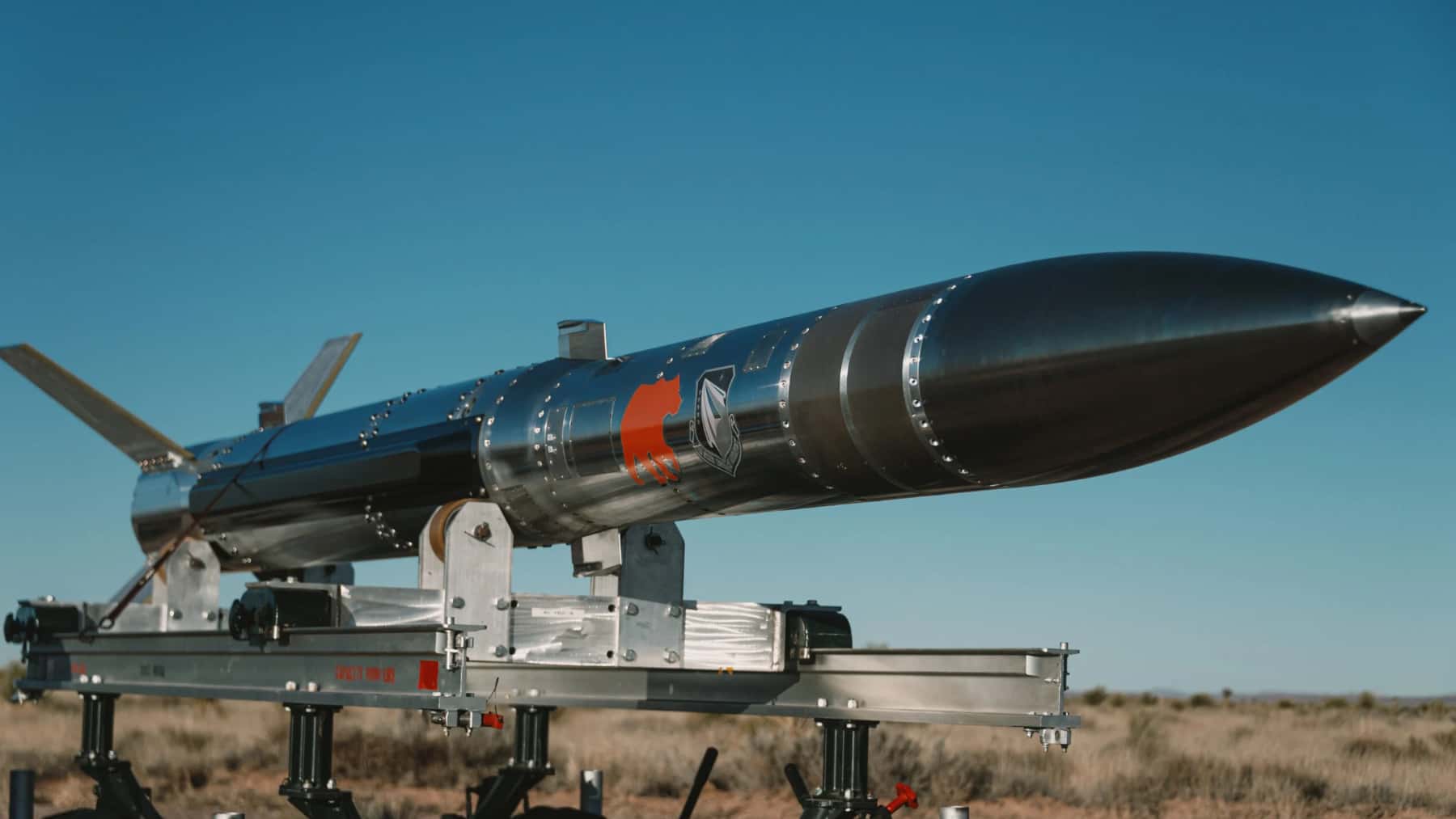 Misil hipersónico montado sobre una plataforma de lanzamiento en un entorno abierto