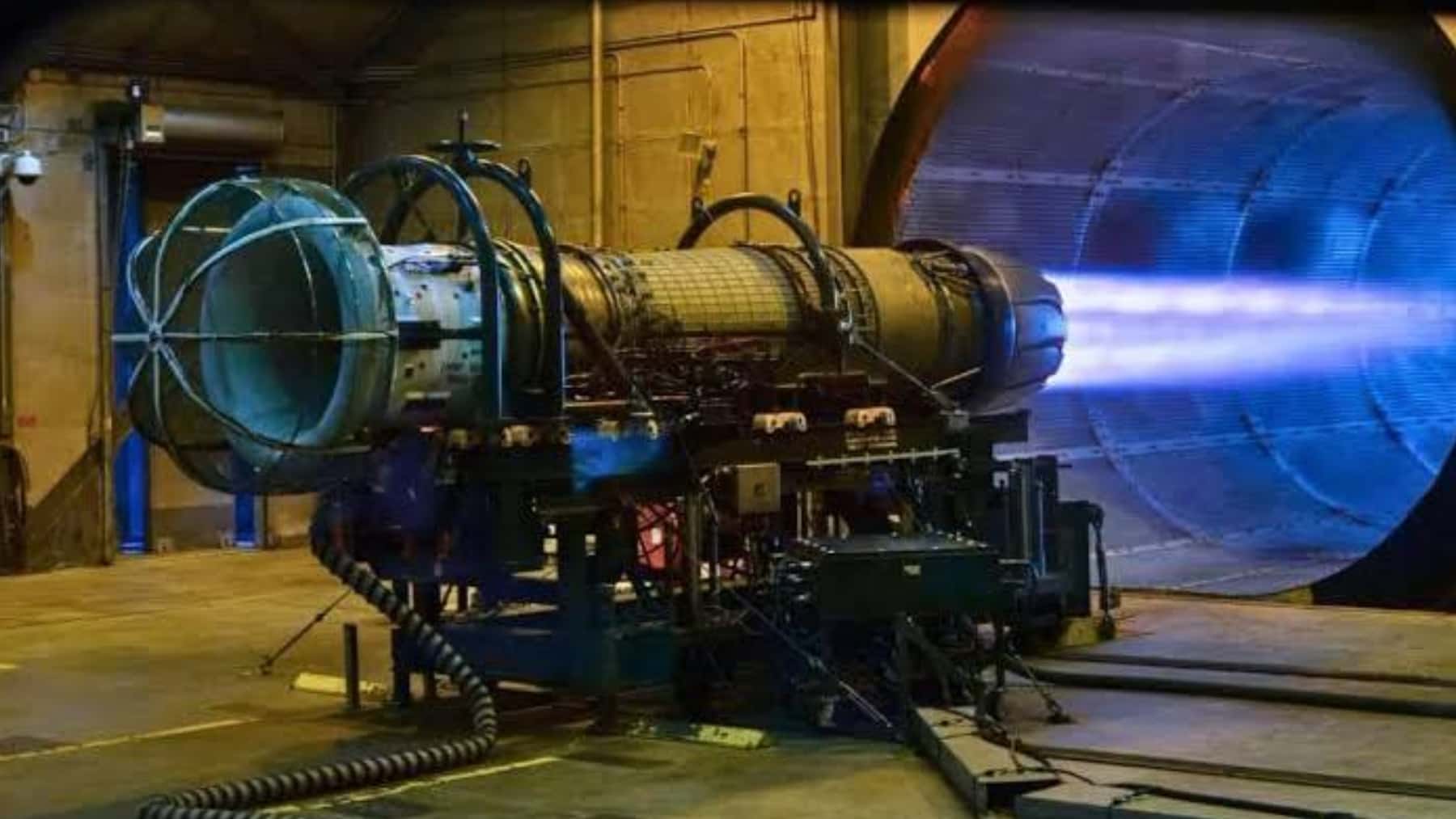 Motor a reacción siendo probado en un banco de ensayos con salida de llama