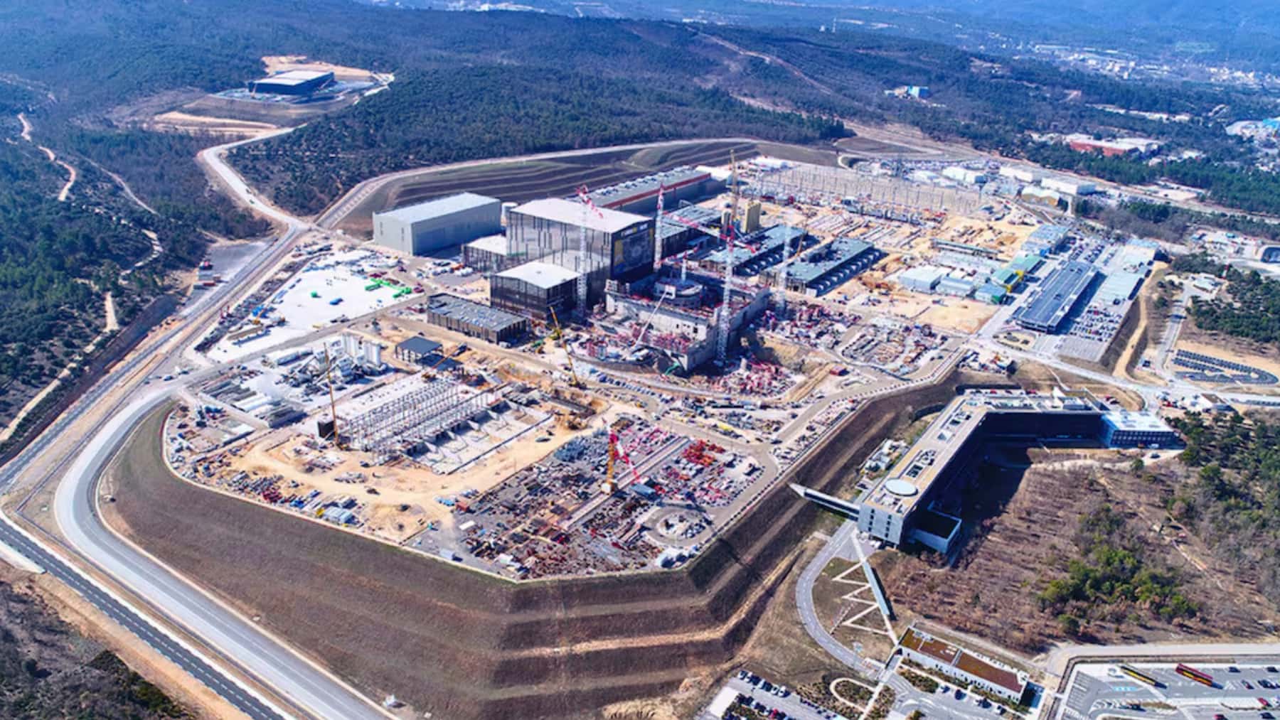 Vista aérea de las obras del reactor de fusión nuclear ITER en Cadarache, Francia, con el edificio del tokamak y el complejo científico en construcción.