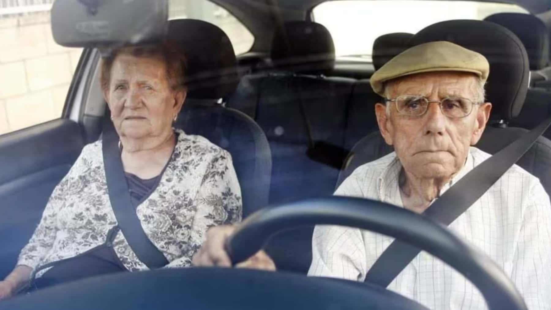 Pareja de ancianos conduciendo