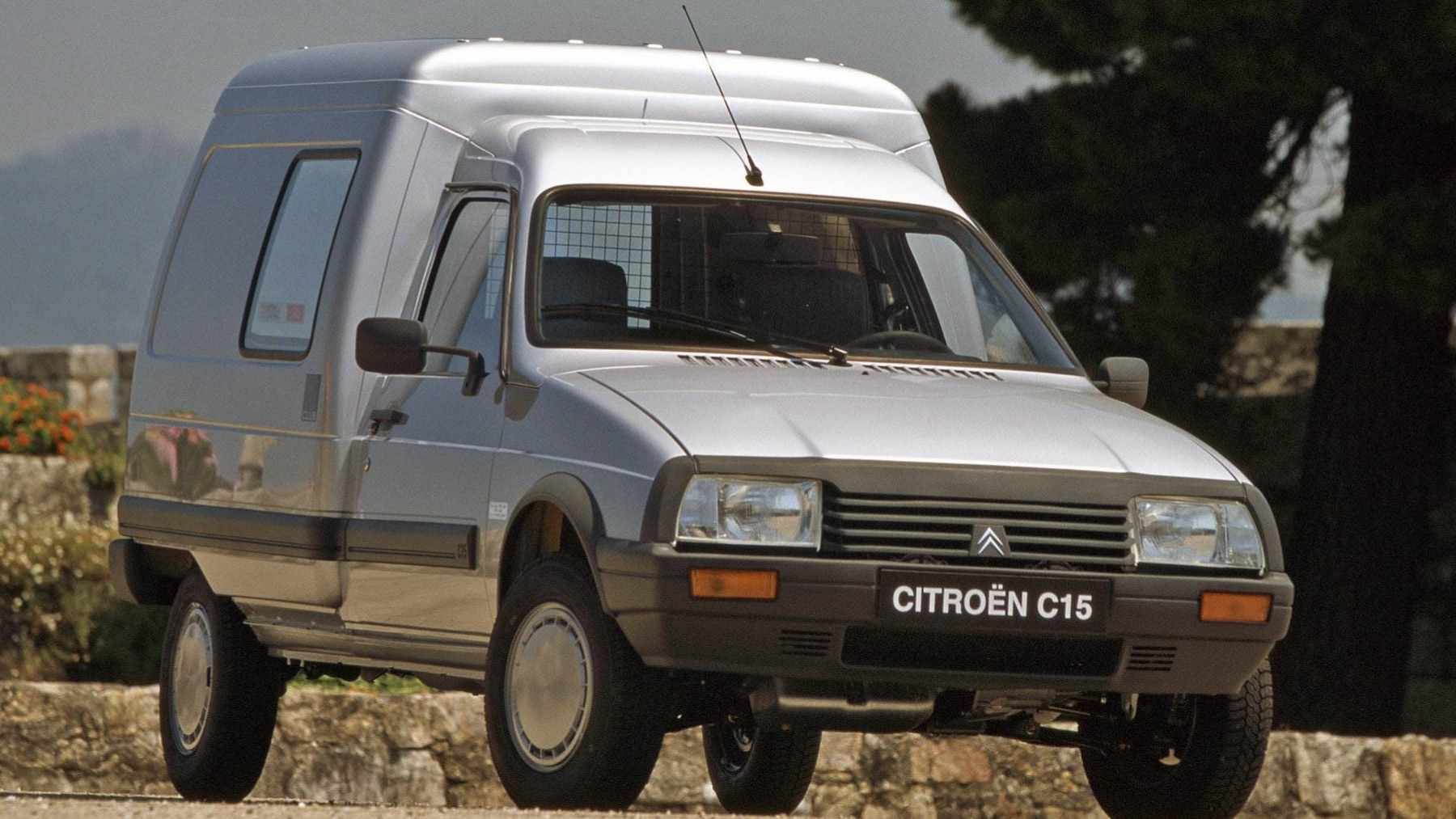 Furgoneta antigua aparcada en una calle, ejemplo del envejecimiento del parque automovilístico en España.
