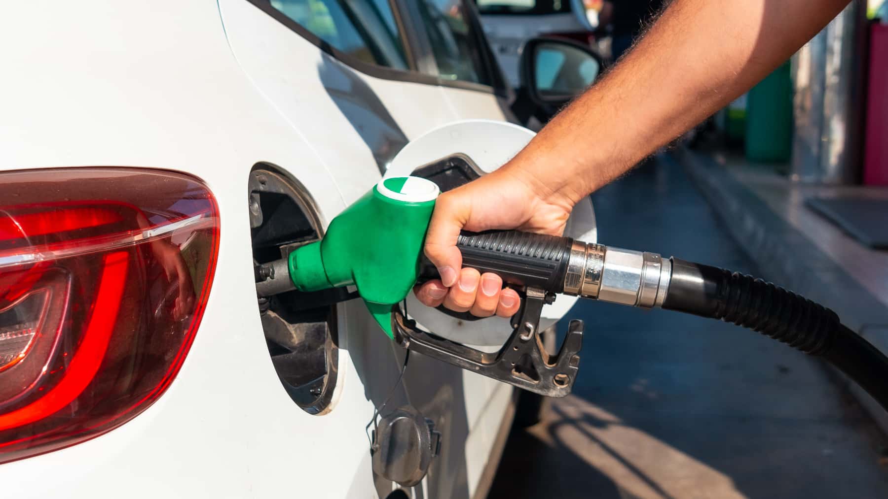 Persona reposta gasolina en una gasolinera de España