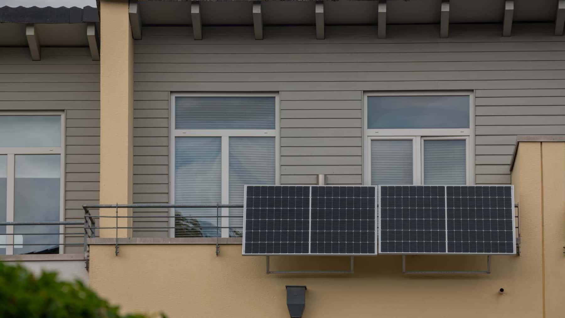 Paneles solares instalados en el balcón de una vivienda residencial