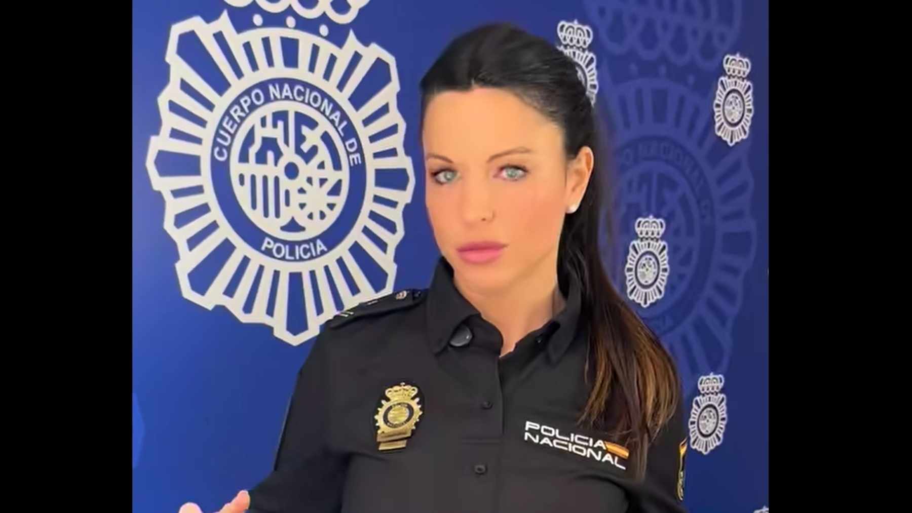 Agente de la Policía Nacional en un vídeo sobre contraseñas seguras para el móvil y claves débiles como “123456” y “Ana123”.