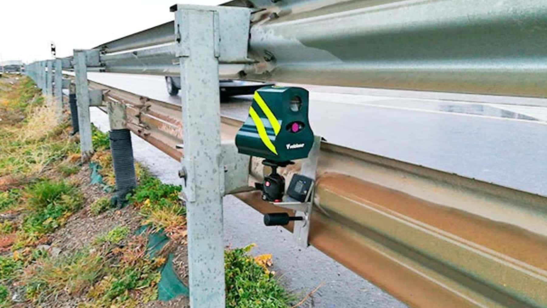 Radar de tráfico instalado junto al guardarraíl en una carretera