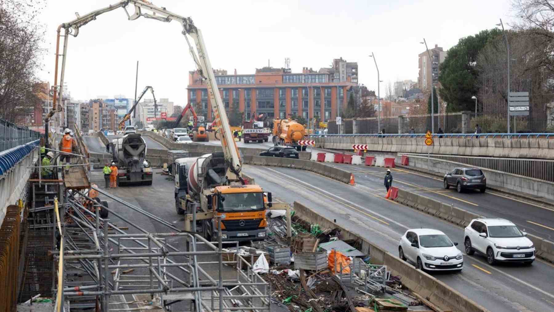 Obras del soterramiento de la A-5 en Madrid donde se reutiliza la tierra excavada para crear colinas del Paseo Verde del Suroeste
