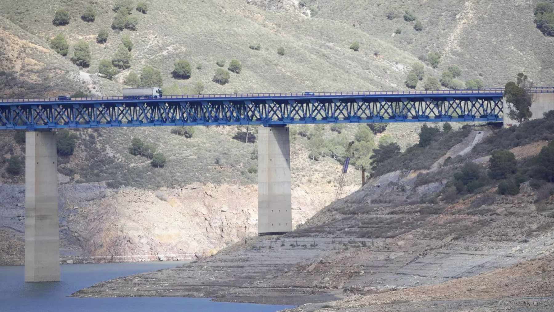 Viaducto de Rules en la A-44 sobre el embalse, con pilares de hormigón y ladera inestable en Granada