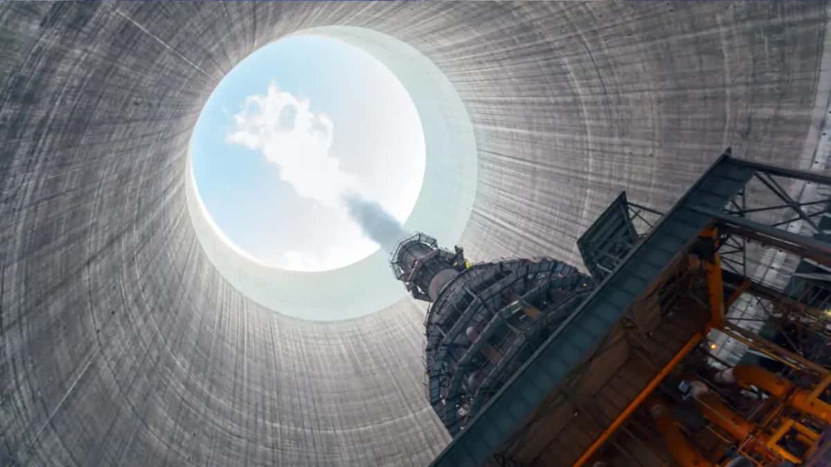 Interior de la chimenea de una central térmica