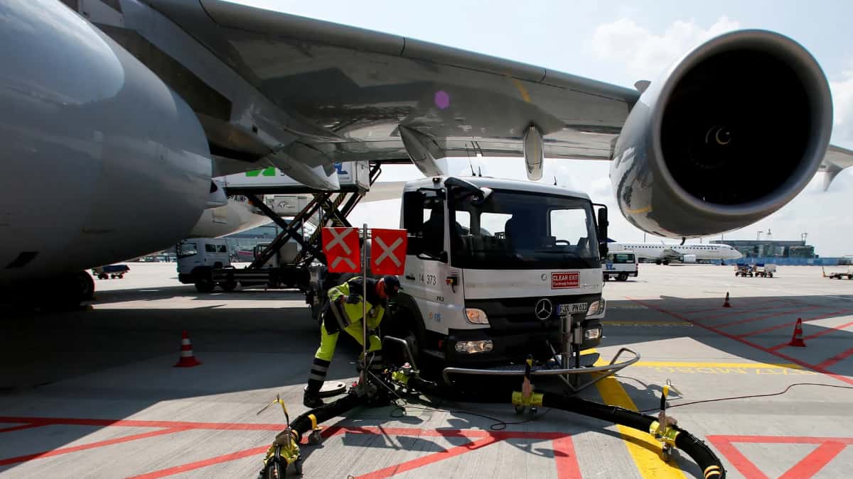 Un Airbus A380 de Lufthansa es repostado por un camión cisterna en el aeropuerto de Frankfurt, Alemania.