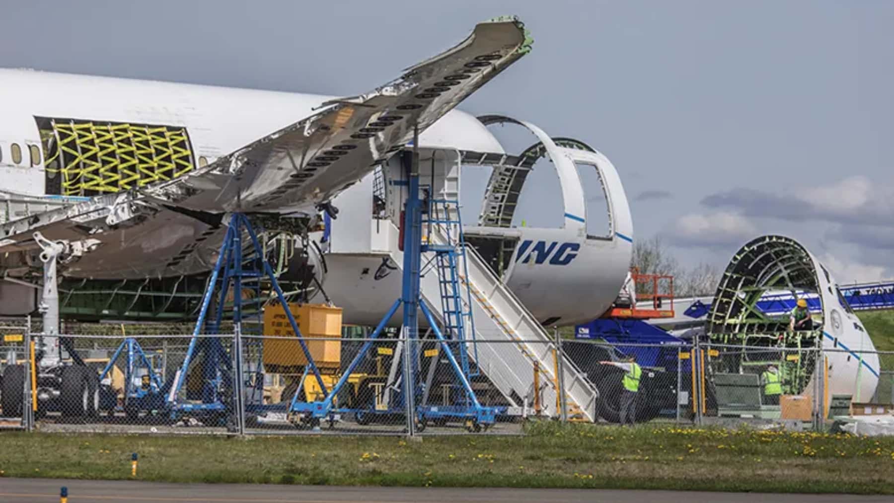 l avión Dreamliner número 5 de Boeing está siendo desmantelado en el extremo sur del aeropuerto Paine Field en Everett