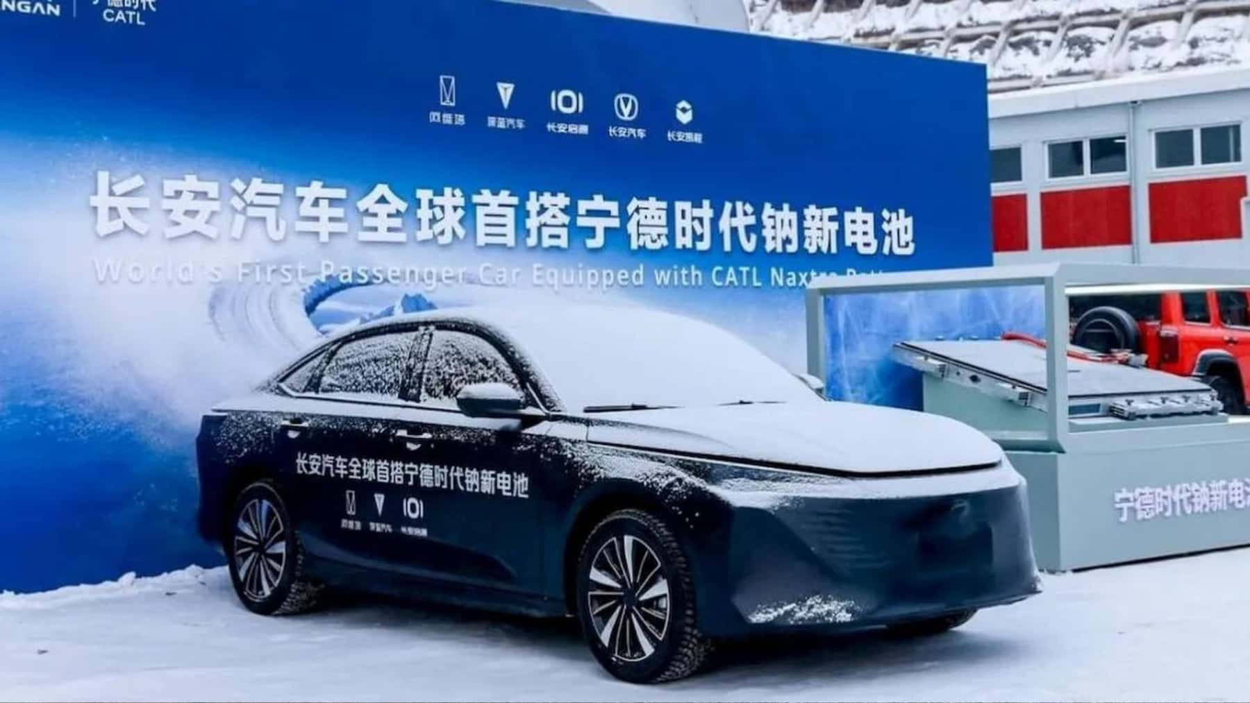 Coche eléctrico de Changan equipado con una batería de sodio de CATL durante una presentación en un entorno nevado.