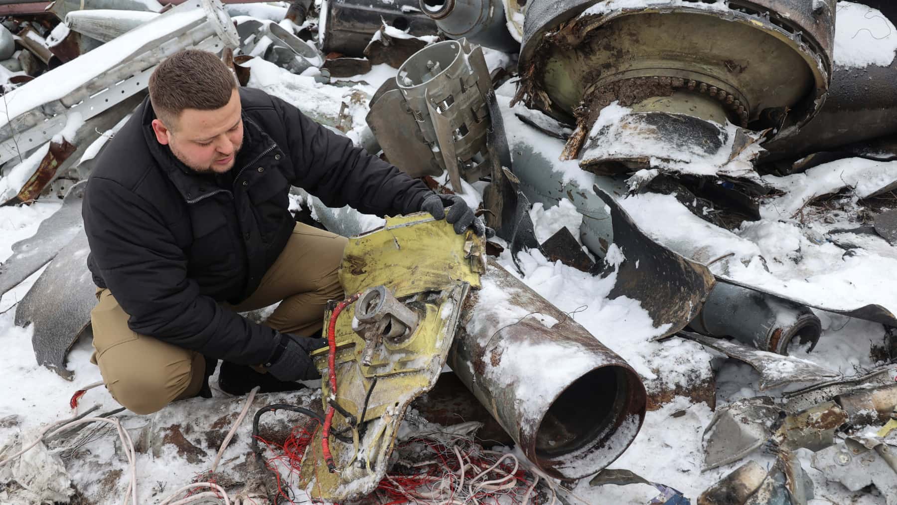 Un representante de la fiscalía ucraniana muestra partes de un misil no identificado