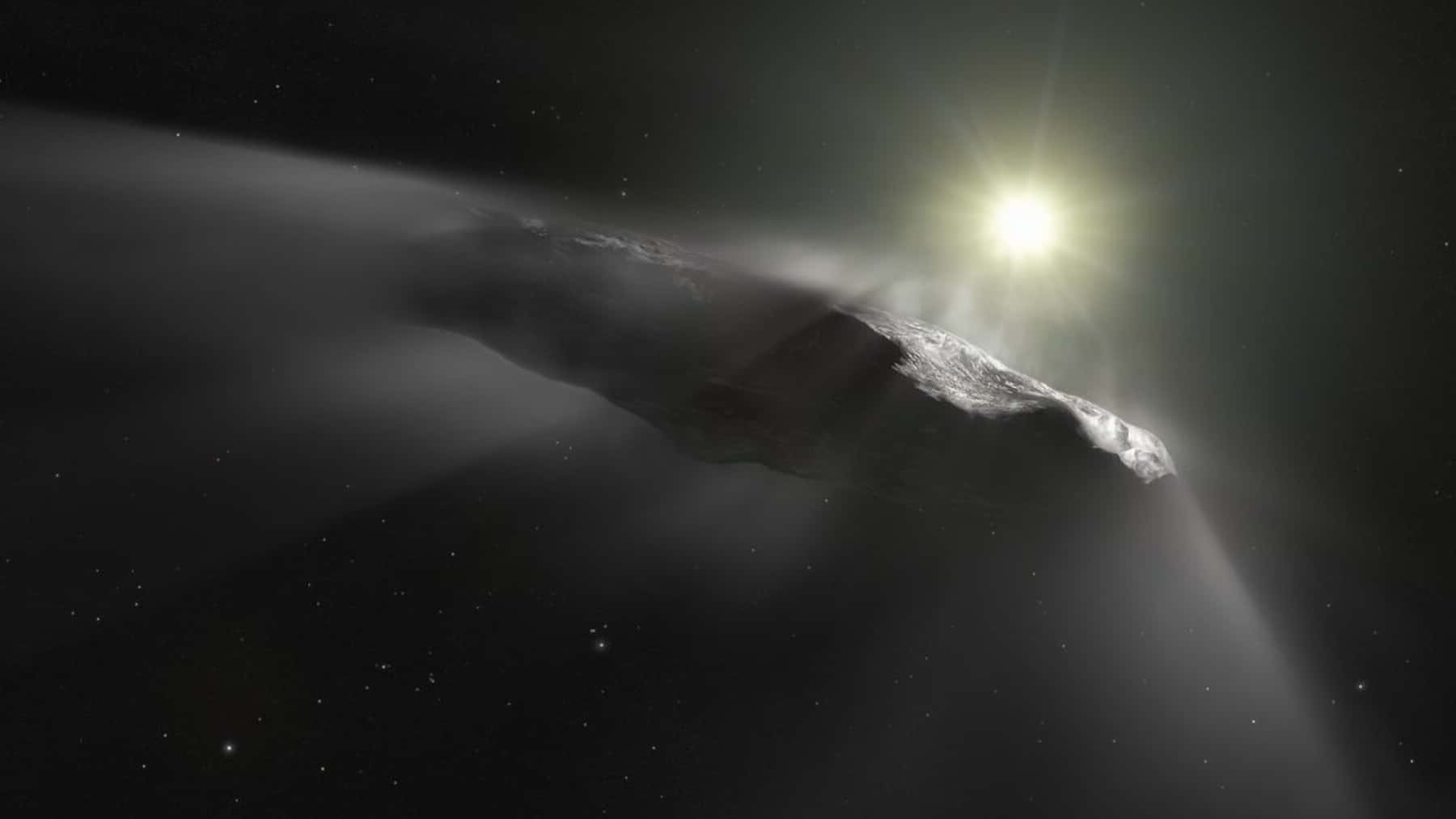 Ilustración del objeto interestelar 3I/ATLAS desplazándose por el espacio con una larga estela iluminada por el Sol.