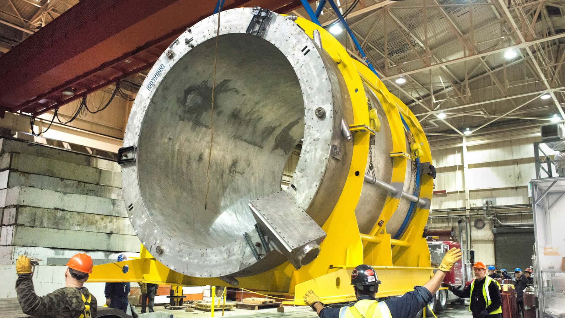 Gran imán superconductor industrial de 20 toneladas siendo trasladado dentro del laboratorio Brookhaven en Nueva York.