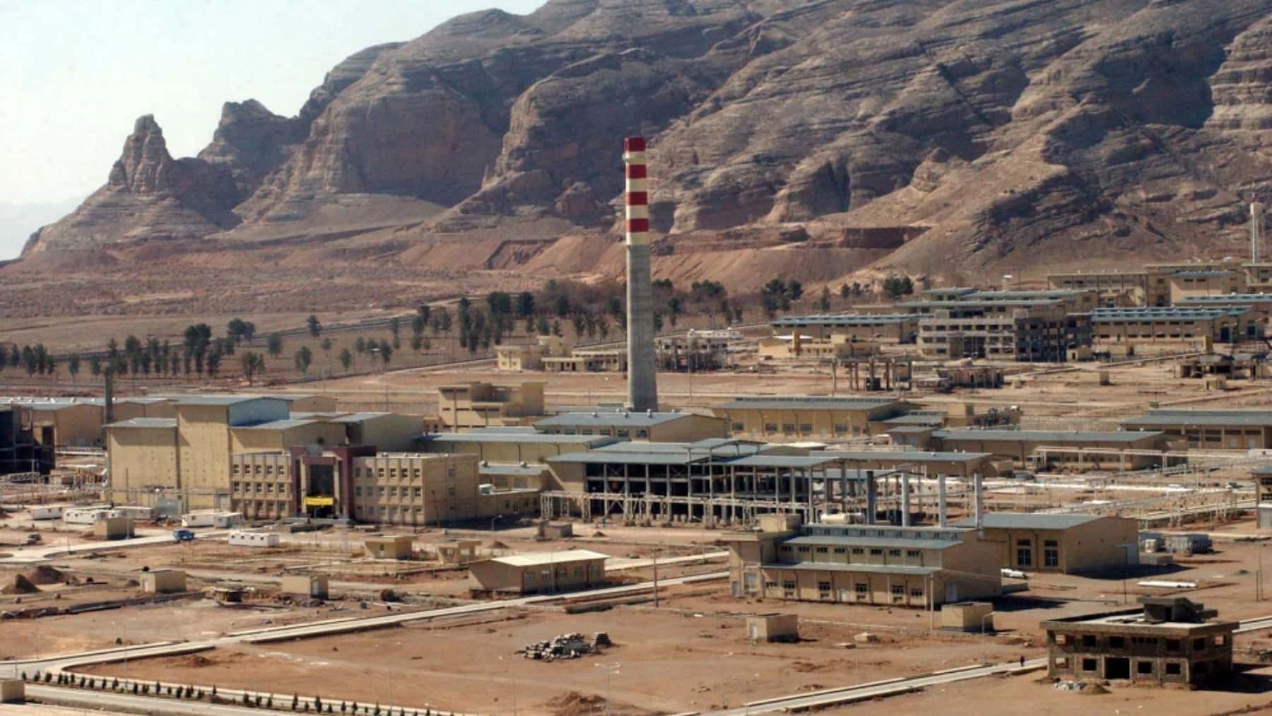 Instalación industrial de conversión de uranio situada en una zona desértica rodeada de montañas