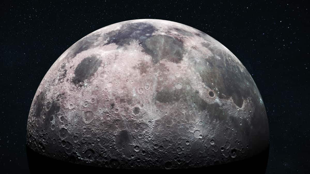 Imagen detallada de la Luna llena con cráteres visibles sobre un fondo negro estrellado.