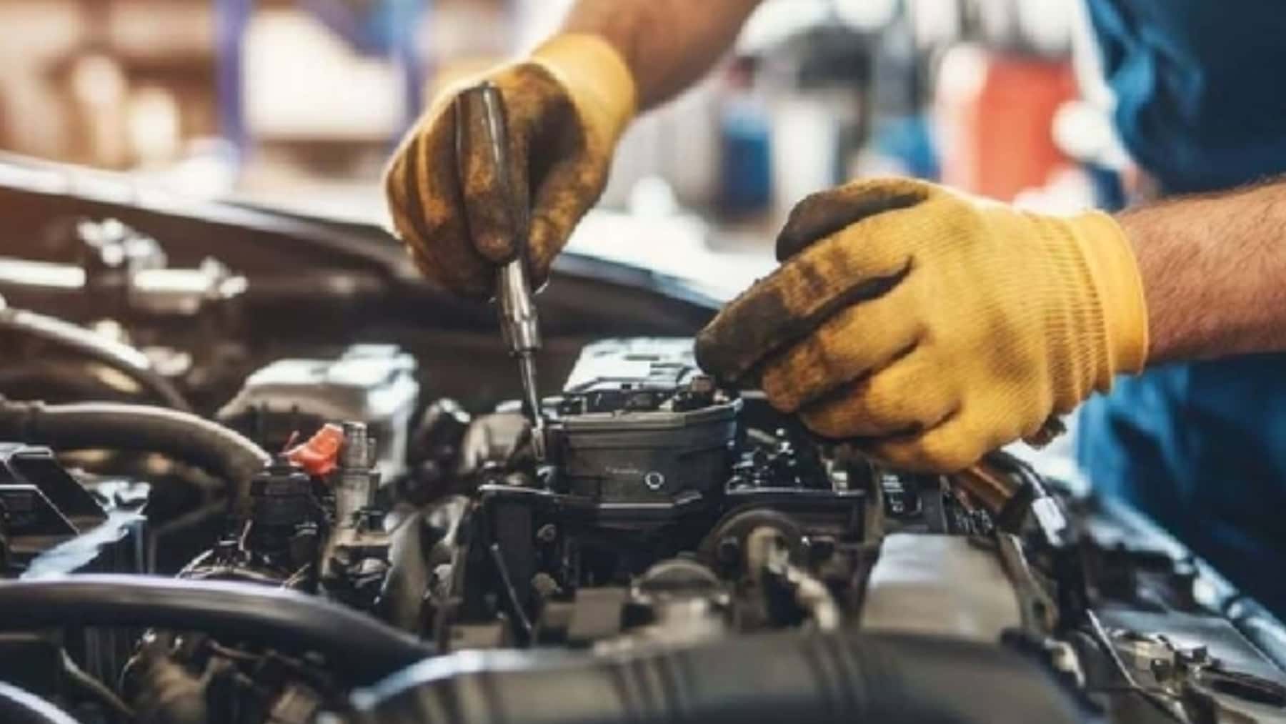 Mecánico reparando un coche