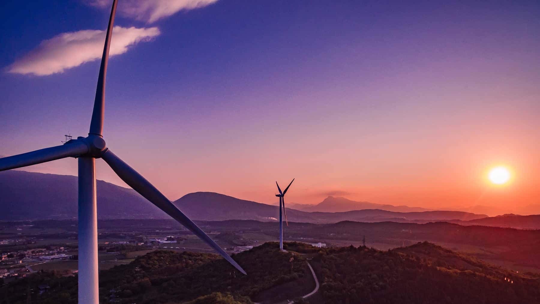 Turbinas eólicas Parque eólico Windmill Energy Farm al atardecer en Italia