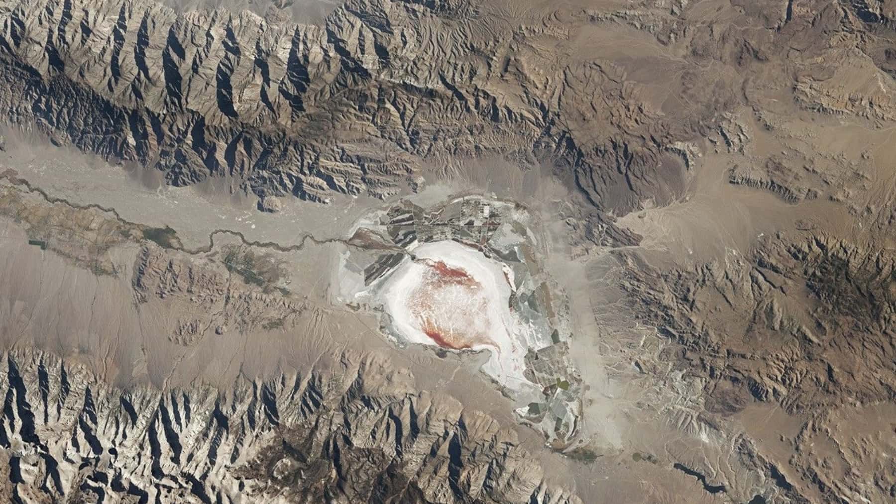 La NASA fotografía desde la ISS un ojo gigante en California que es el cadáver del lago que vació Los Ángeles