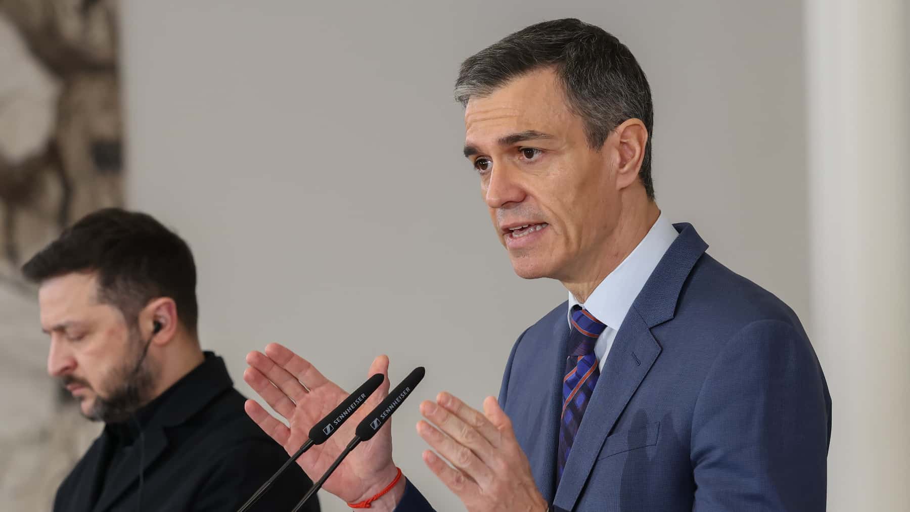 El presidente del Gobierno, Pedro Sánchez, y el presidente de Ucrania, Volodímir Zelenski
